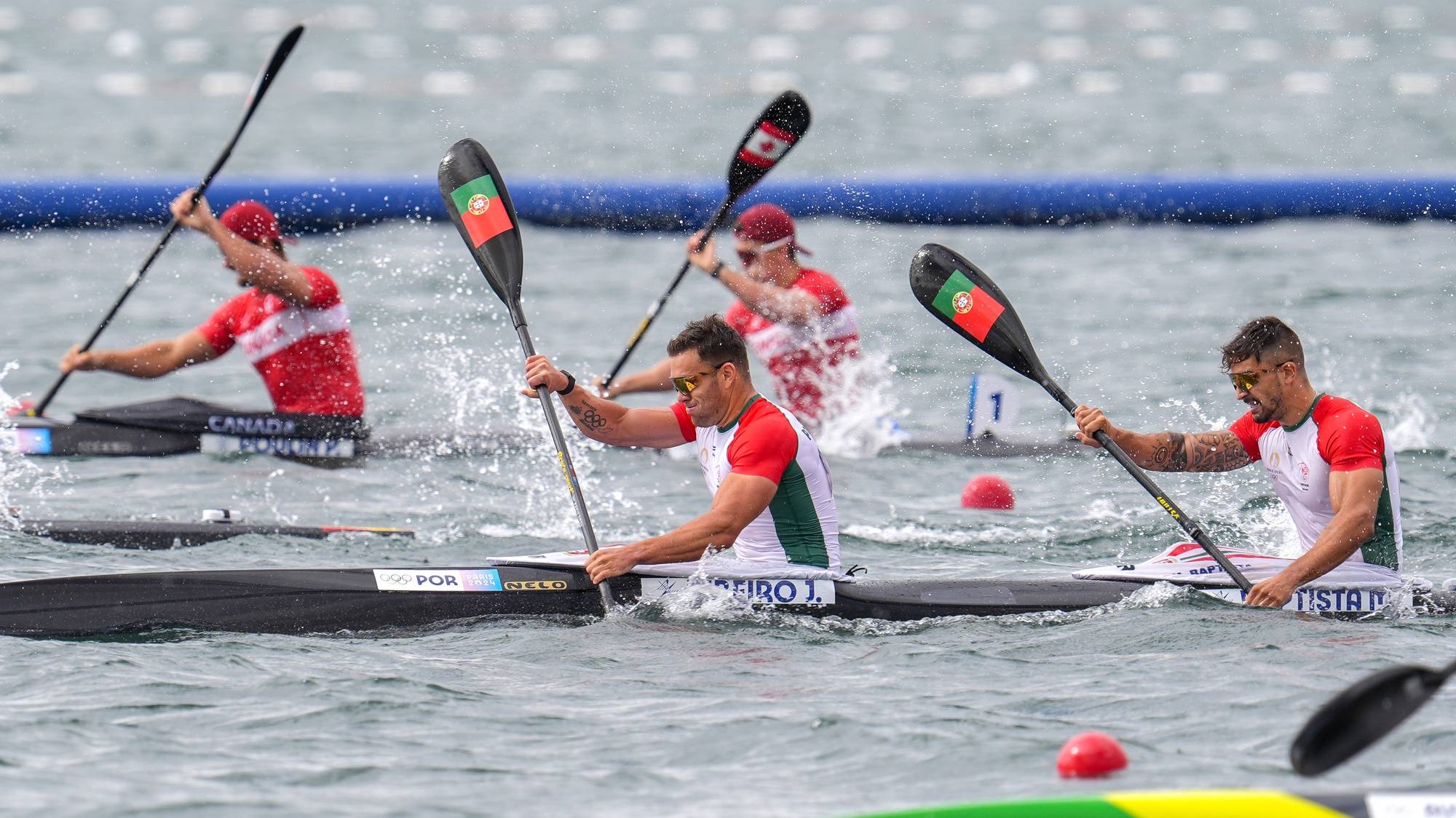 Os canoístas portugueses João Ribeiro (2-E) e Messias Baptista (D) em competição na prova das meias finais de K2 500 metros nos Jogos Olímpicos de Paris, em Paris, França, 09 de agosto de 2024. HUGO DELGADO/LUSA