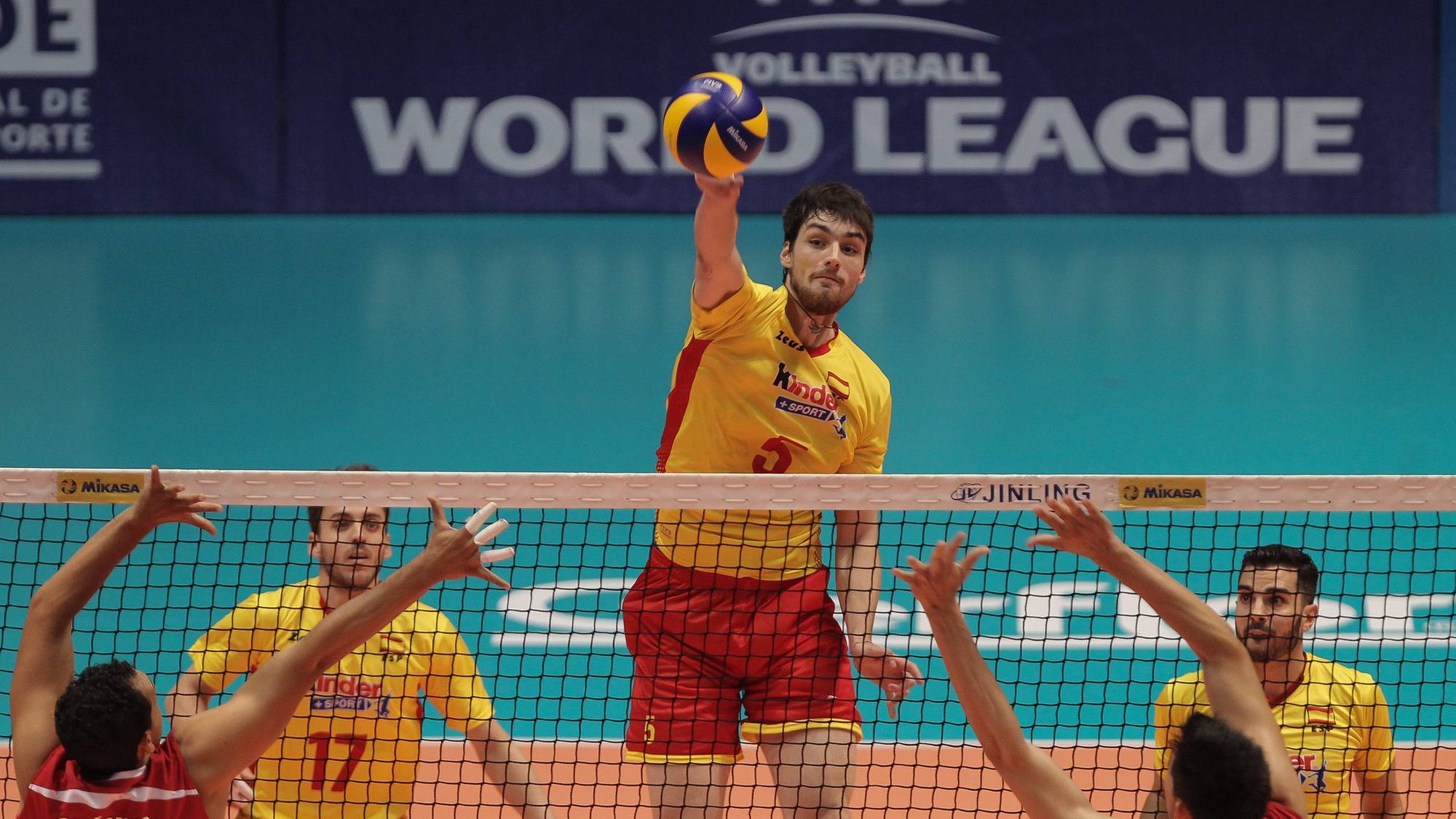 epa05374209 Alejandro Vigil (C) of Spain in action during their match of the FIVB Volleyball World League between Mexico and Spain at the Gimnasio Olimpicio Juan de la Barrera in Mexico City, Mexico, 17 June 2016.  EPA/ALEX CRUZ