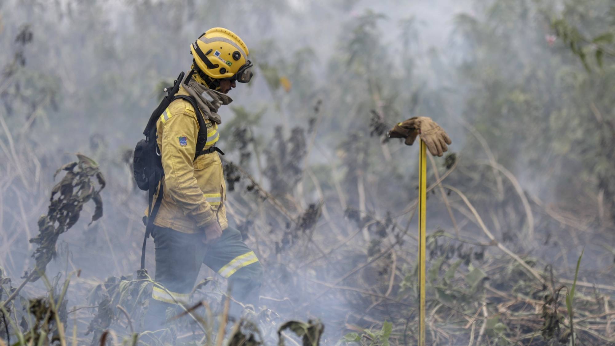 epa11446569 A firefighter works to extinguish a fire in Pantanal, Brazil, 29 June 2024. A drop in temperatures and a drizzle in the Pantanal region helped firefighters to combat the fires that have intensified in recent weeks in the wetland shared by Brazil, Bolivia and Paraguay.  EPA/Sebastiao Moreira