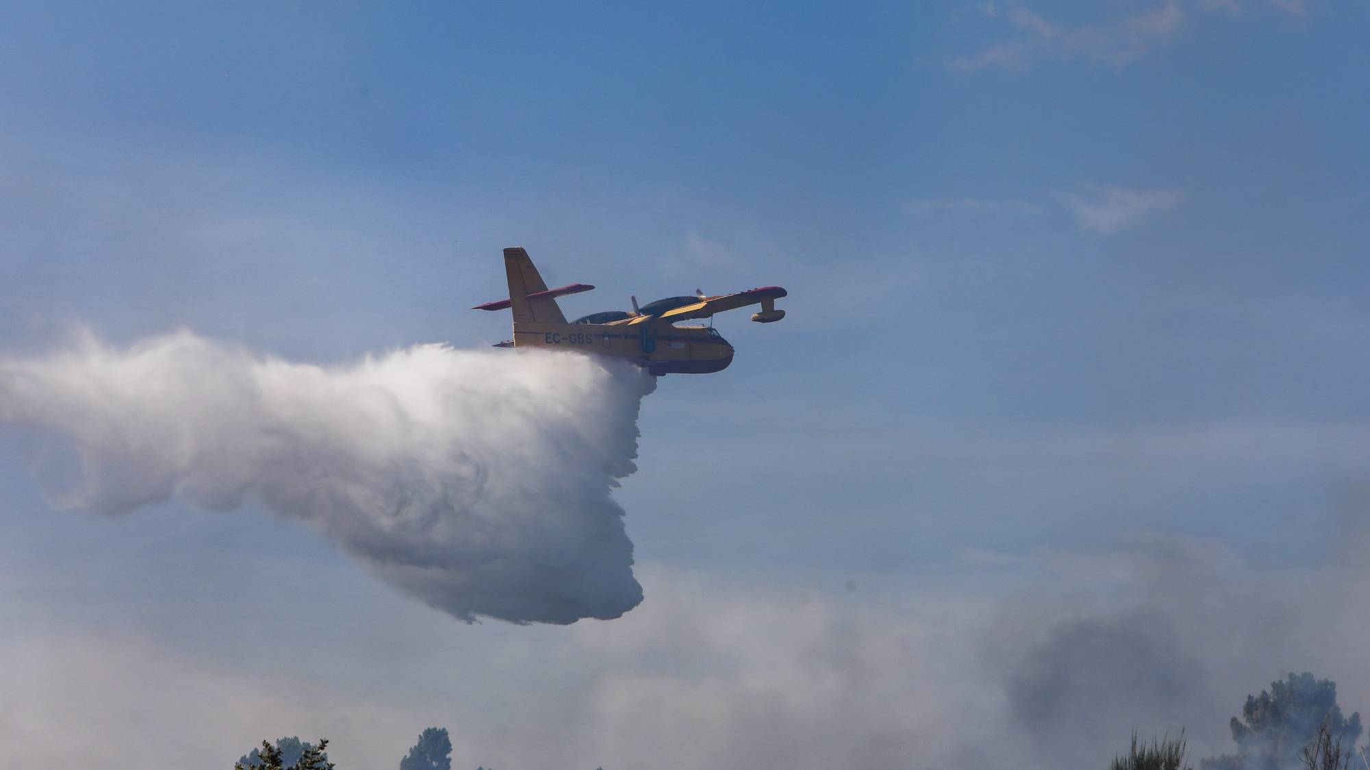 Um avião combate um incêndio que deflagrou hoje em Pinhel, na Guarda, 6 de agosto de 2024. Segundo a página da Autoridade Nacional de Emergência e Proteção Civil (ANEPC), consultada às 17:15, 87 bombeiros, 18 veículos e 07 meios aéreos combatiam o incêndio no local. MIGUEL PEREIRA DA SILVA/LUSA.