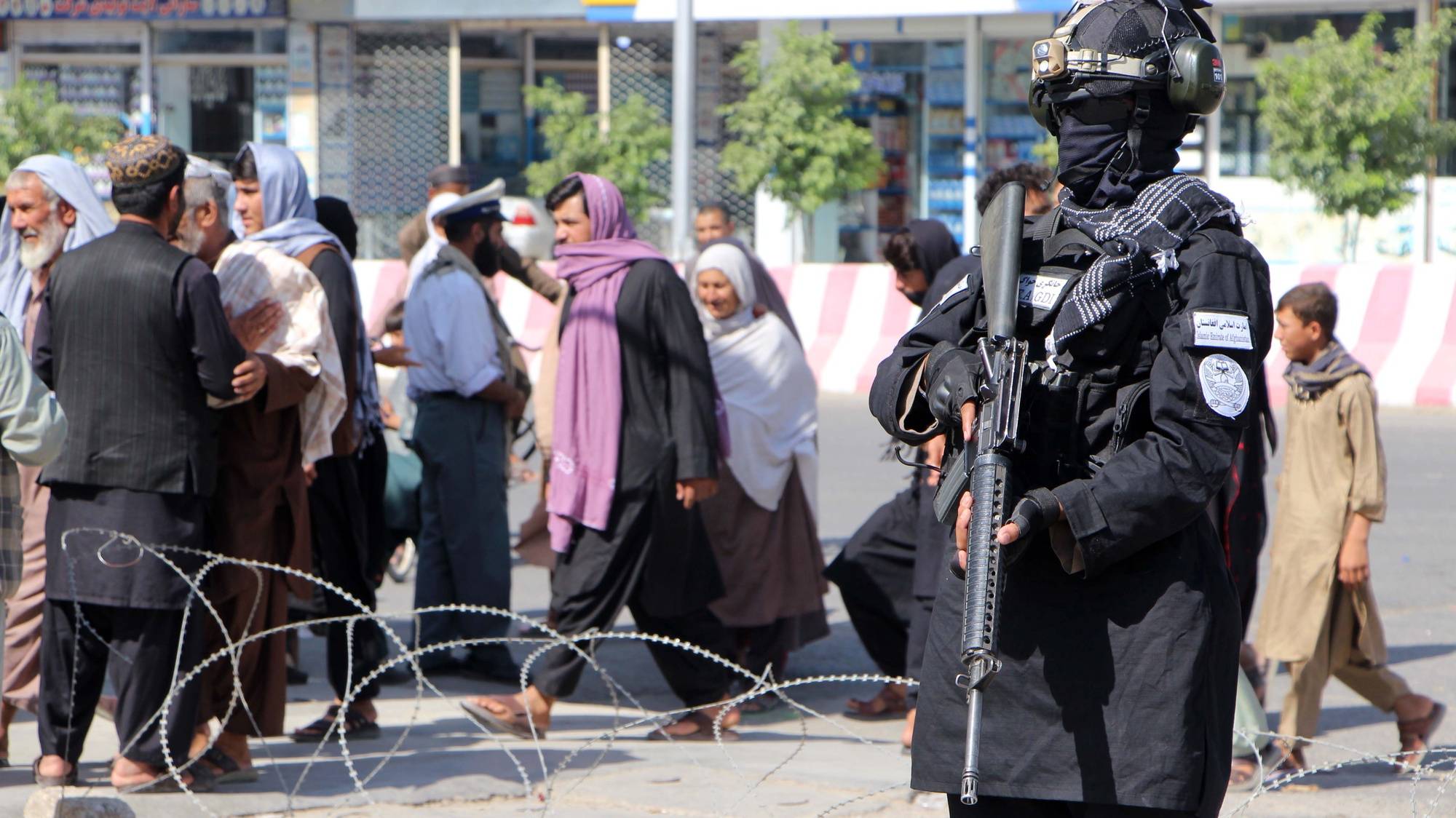 epa11481173 Taliban security stand guard to secure the route of mourning processions marking Ashura Day in Kandahar, Afghanistan, 16 July 2024. Shiite Muslims worldwide are observing the holy month of Muharram, the first month of the Islamic calendar. The climax of Muharram is the Ashura Day which commemorates the martyrdom of Imam Hussein, a grandson of the Prophet Mohammed, who was killed in a battle of the Iraqi city of Karbala in the seventh century.  EPA/QUDRATULLAH RAWZAN