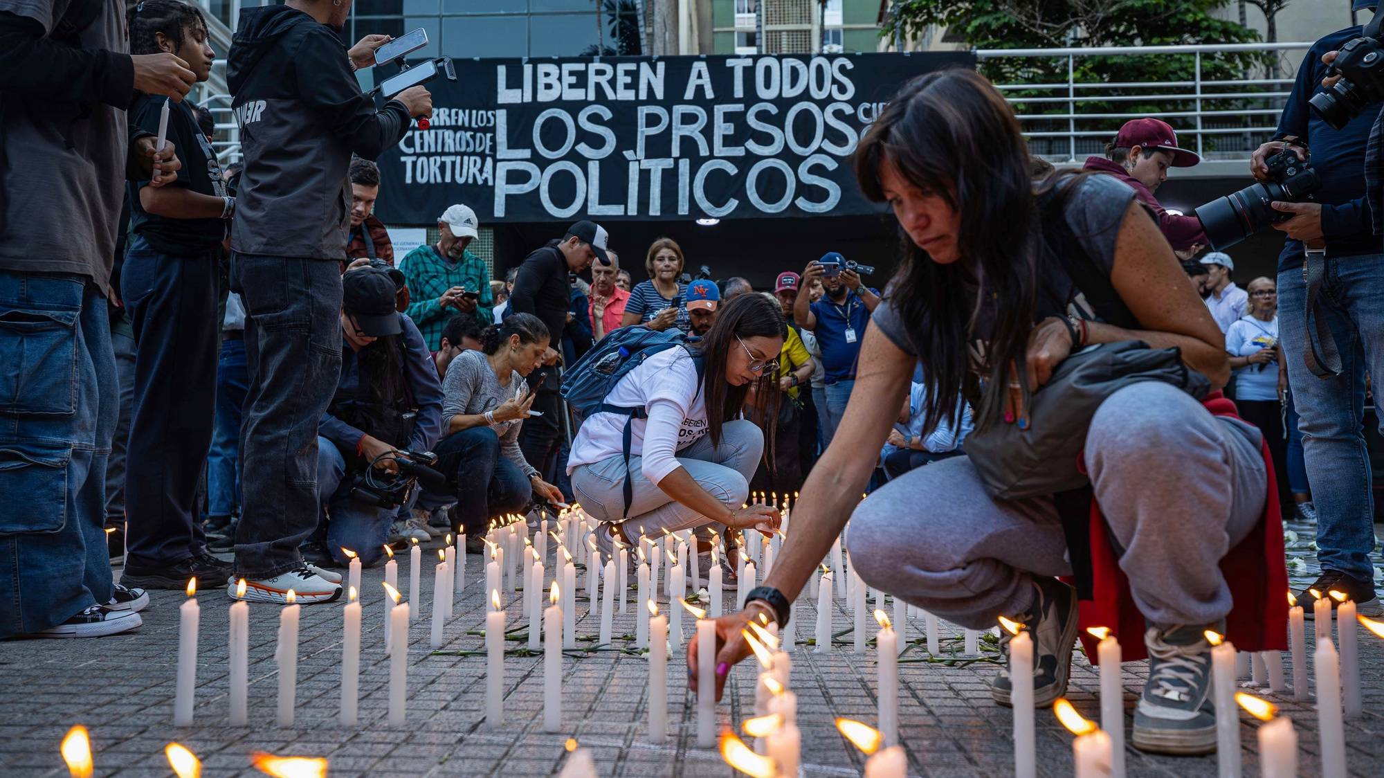 epa11538489 People attend a national vigil for political prisoners called by the opposition, at Los Palos Grandes square, in Caracas,Venezuela, 08 August 2024. According to a report by EFE, Venezuelan President Nicolas Maduro announced during a march on 03 August, that 2000 protesters were arrested. The opposition have been protesting against the official results of Venezuela&#039;s 28 July presidential elections and called on the international community to recognize opposition candidate Edmundo Gonzalez as the election winner. The Venezuelan National Electoral Council (CNE) on 02 August 2024 proclaimed Nicolas Maduro as re-elected president of Venezuela.  EPA/Henry Chirinos