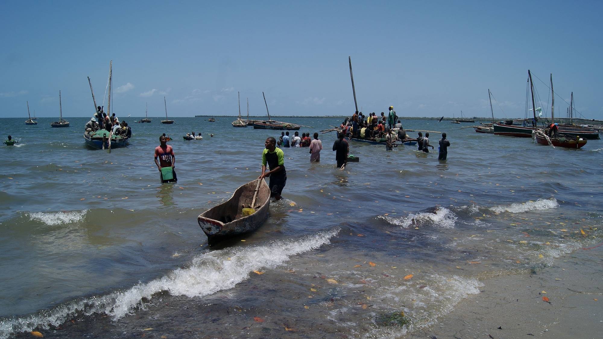 Praia de Mocimboa da Praia, 16 outubro 2017.Mocímboa ficou sitiada, sob tiroteio durante dois dias, 05 e 06 de outubro: dois polícias morreram, outros quatro agentes da autoridade terão perdido a vida numa emboscada, na semana seguinte, enquanto mais de 20 agressores de inspiração radical islâmica, parte dos quais da vila, já são dados como mortos. (ACOMPANHA TEXTO 02 NOVEMBRO 2017).  LUIS FONSECA / LUSA