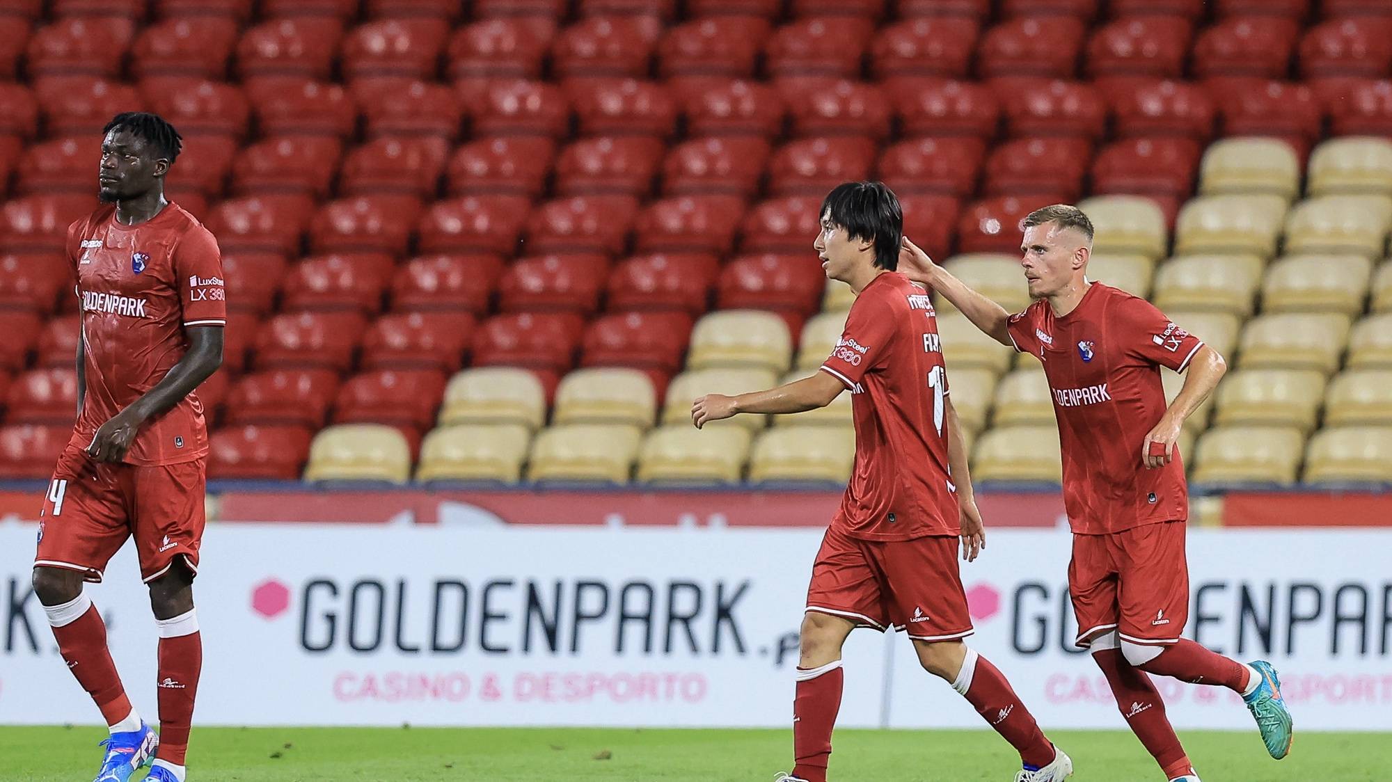 O jogador do Gil Vicente Kanya Fujimoto (2-D) festeja após marcar um golo contra o AVS durante o jogo da Primeira Liga de Futebol, no estádio Cidade de Barcelos, 16 de agosto de 2024. JOSÉ COELHO/LUSA