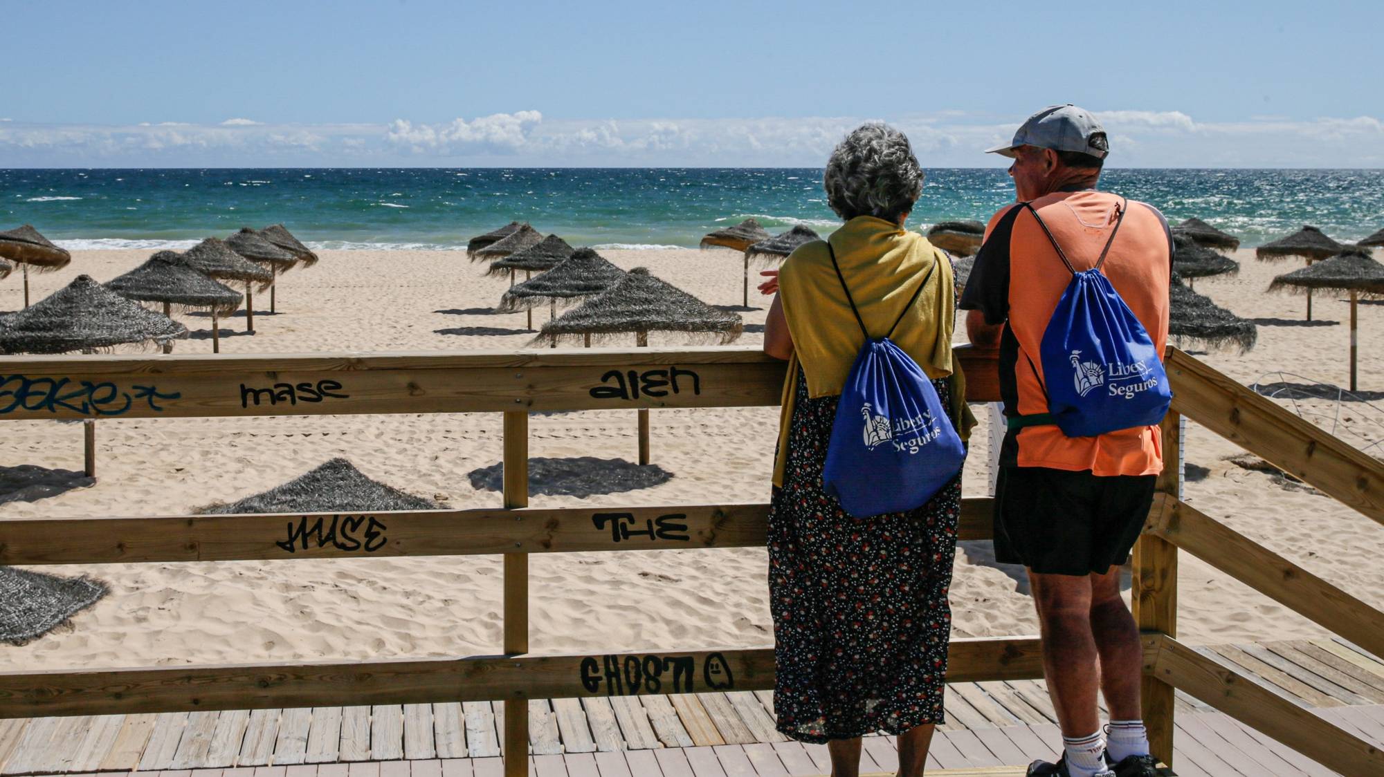 Concessionários da praia da Falésia, em Vilamoura no Algarve, realizam os últimos preparativos e adaptam-se às novas imposições da Direção Geral da Saúde para o início da época balnear devido à pandemia provocada pela covid-19, em Albufeira,4 de junho de 2020. (ACOMPANHA TEXTO DE 5 DE JUNHO DE 2020 ). LUÍS FORRA/LUSA