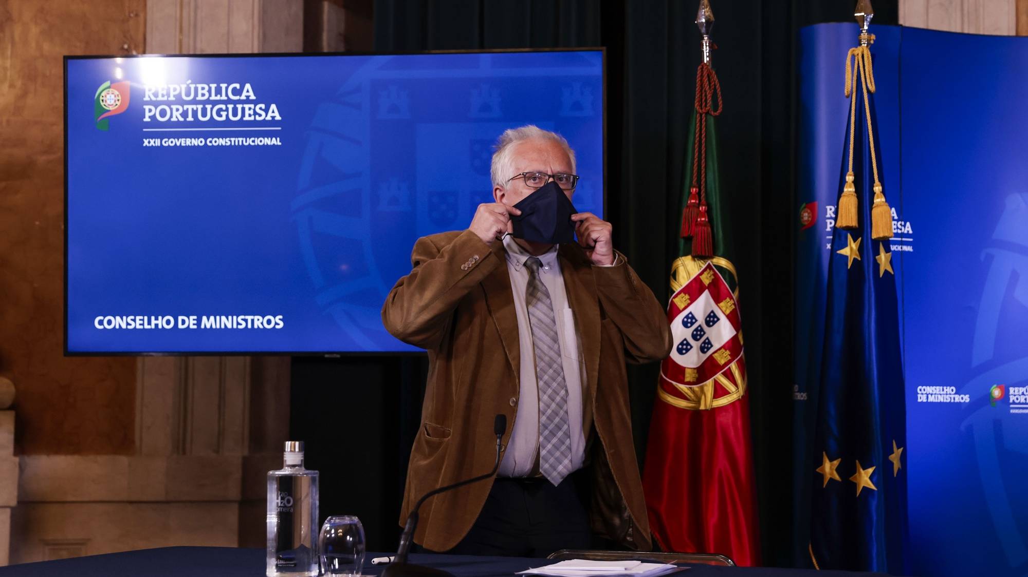 O ministro da Administração Interna, Eduardo Cabrita, coloca a sua máscara de proteção respiratória no final da conferência de imprensa após reunião do Conselho de Ministros, no Palácio da Ajuda, em Lisboa, 10 de dezembro de 2020. O Estado português vai pagar uma indemnização à família do cidadão ucraniano que foi morto em 12 de março em instalações do Serviço de Estrangeiros e Fronteiras (SEF) no aeroporto de Lisboa.  JOSÉ SENA GOULÃO/LUSA