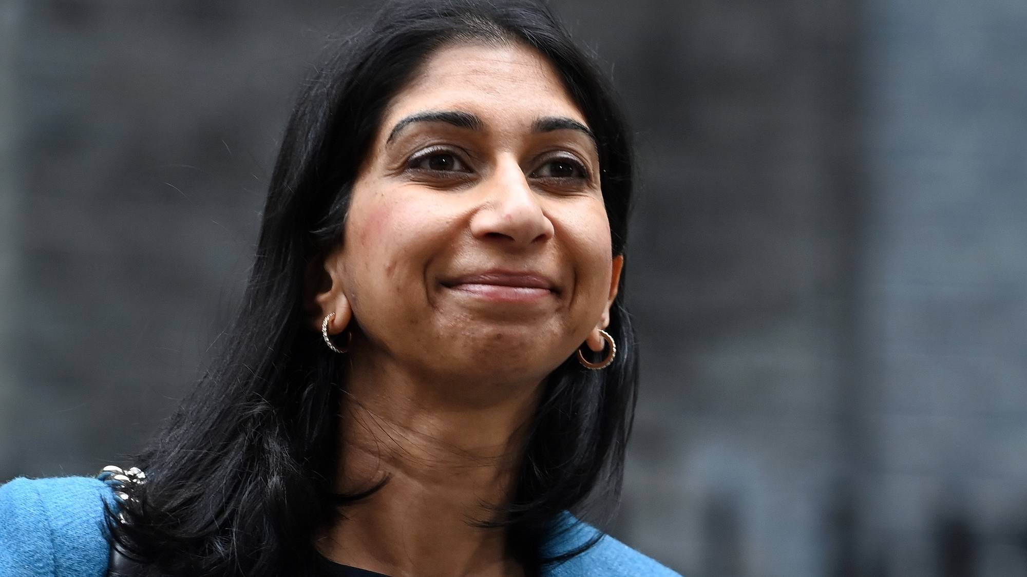 epa10266867 British Home Secretary Suella Braverman  departs after a cabinet meeting at 10 Downing street in London, Britain, 26 October 2022. British Prime Minister Rishi Sunak held his first cabinet meeting ahead of Prime Minister&#039;s Questions.  EPA/ANDY RAIN