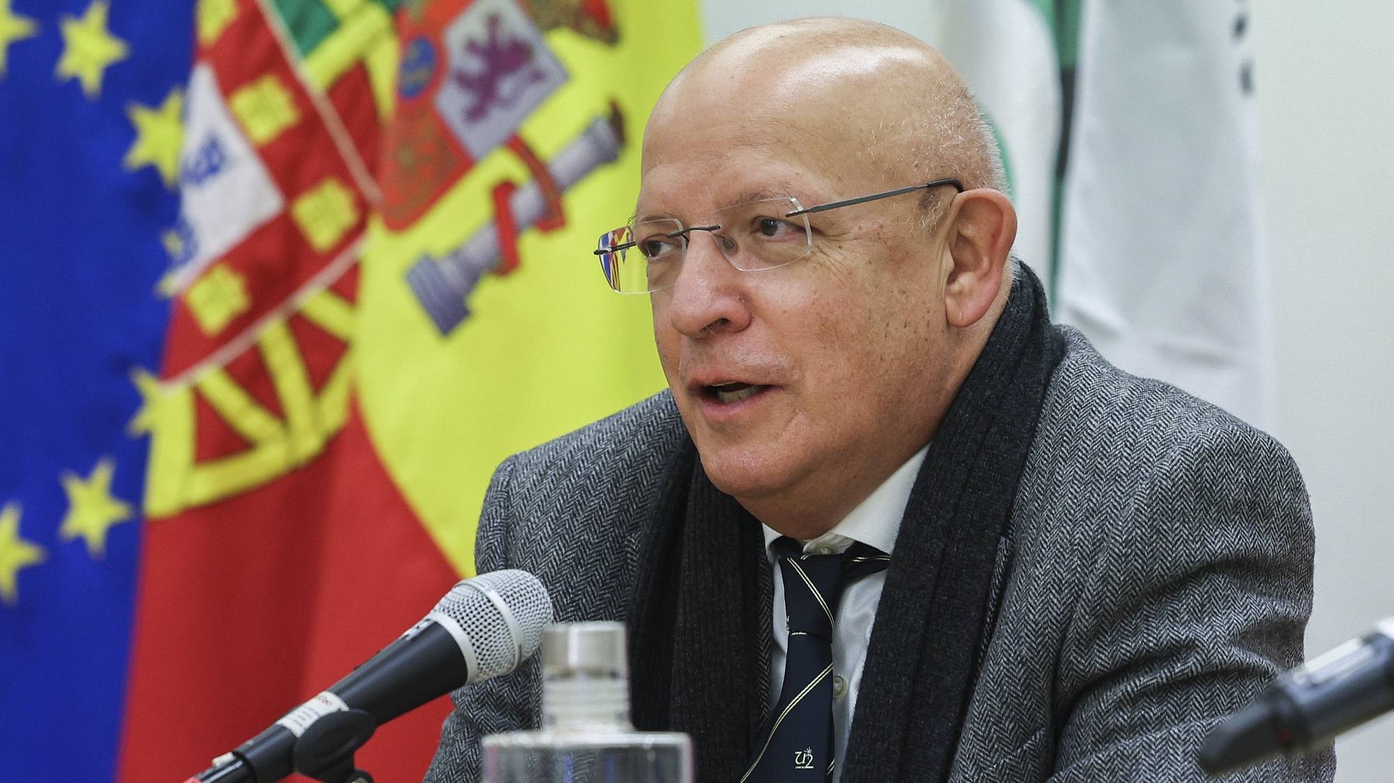 O presidente da Assembleia da República, Augusto Santos Silva, acompanhado pelo presidente do Senado de Espanha, Ander Gil García (ausente na fotografia), intervém durante um encontro com estudantes universitários e investigadores da área da Ciência Política e Relações Internacionais, subordinado ao tema “A democracia parlamentar na era das redes sociais”, em Lisboa, 26 de janeiro de 2023. ANTÓNIO COTRIM/LUSA