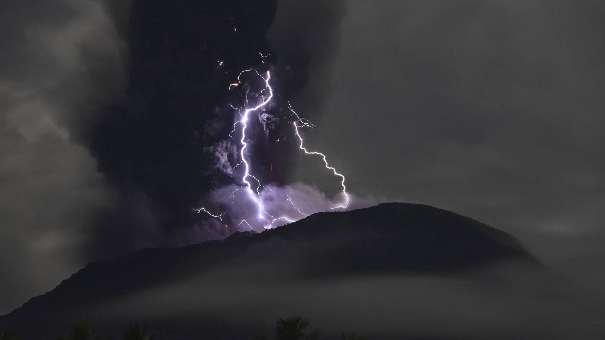 epa11350063 A handout photo made available by the Volcanology and Geological Disaster Mitigation Center of the Indonesian Ministry of Energy and Mineral Resources (PVMBG) shows Mount Ibu volcano spewing volcanic materials during an eruption in West Halmahera, North Maluku, Indonesia, 18 May 2024. The volcano released volcanic clouds 4,000 meters up into the air during the eruption, according to PVMBG officials.  EPA/PVMBG/HANDOUT - BEST QUALITY AVAILABLE - HANDOUT EDITORIAL USE ONLY/NO SALES HANDOUT EDITORIAL USE ONLY/NO SALES