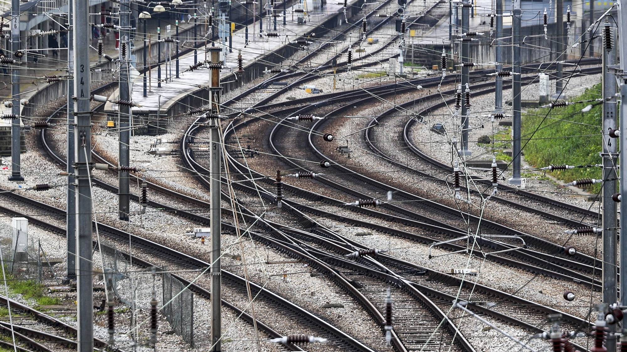 A greve dos trabalhadores da Infraestruturas de Portugal (IP) levou hoje à supressão de 140 comboios de 252 programados (55,6%) pela CP, entre as 00:00 e as 08:00, segundo dados da transportadora, 2 de janeiro de 2024 em Lisboa. Os trabalhadores da Infraestruturas de Portugal (IP) cumprem hoje o primeiro de dois de greve intercalados, tendo sido decretados serviços mínimos. TIAGO PETINGA/LUSA