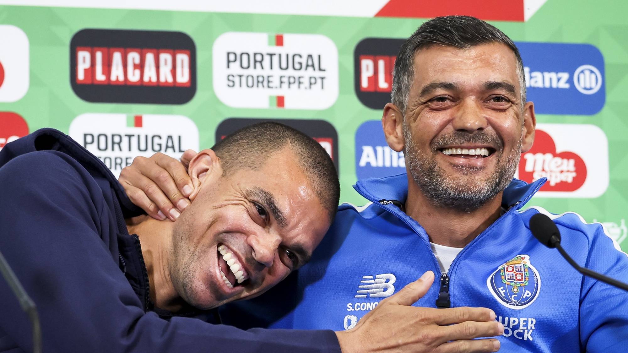 O treinador do Futebol Clube do Porto, Sérgio Conceição (D), e o jogador, Pepe, abraçam-se durante a conferência de imprensa de antecipação da Final da Taça de Portugal, que será disputada dia 04 de junho entre o Sporting de Braga e o Futebol Clube do Porto, no Estádio do Jamor, 03 de junho de 2023. JOSÉ SENA GOULÃO/LUSA