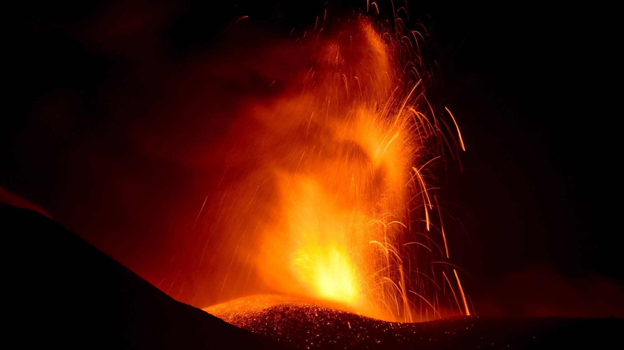 epaselect epa11458379 The Mount Etna volcano spews lava during an eruption as seen from near Fornazzo, Sicily island, Italy, during the night from 04 to 05 July 2024. The lava ashes from the eruption covered streets, sidewalks, cars, balconies, and all outdoor spaces in the surrounding with a thin layer and even lead to an airspace closure at the airport of Catania.  EPA/ORIETTA SCARDINO