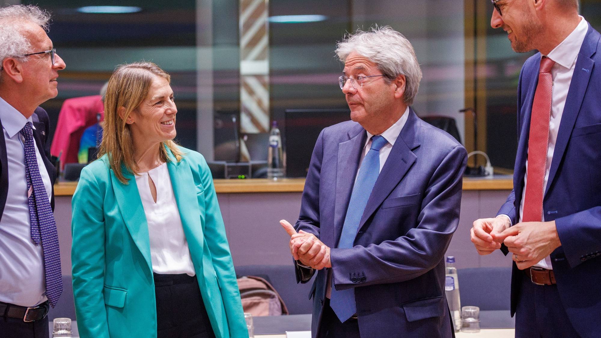 epa11480078 (L-R) European Stability Mechanism (ESM) Managing Director Pierre Gramegna, Spain&#039;s Secretary General of International Treasury Paula Conthe, European Commissioner in charge of Economy Paolo Gentiloni and Belgian Finance Minister Vincent Van Peteghem, speak during a Eurogroup finance ministers meeting in the EU Council in Brussels, Belgium, 15 July 2024.  EPA/OLIVIER MATTHYS