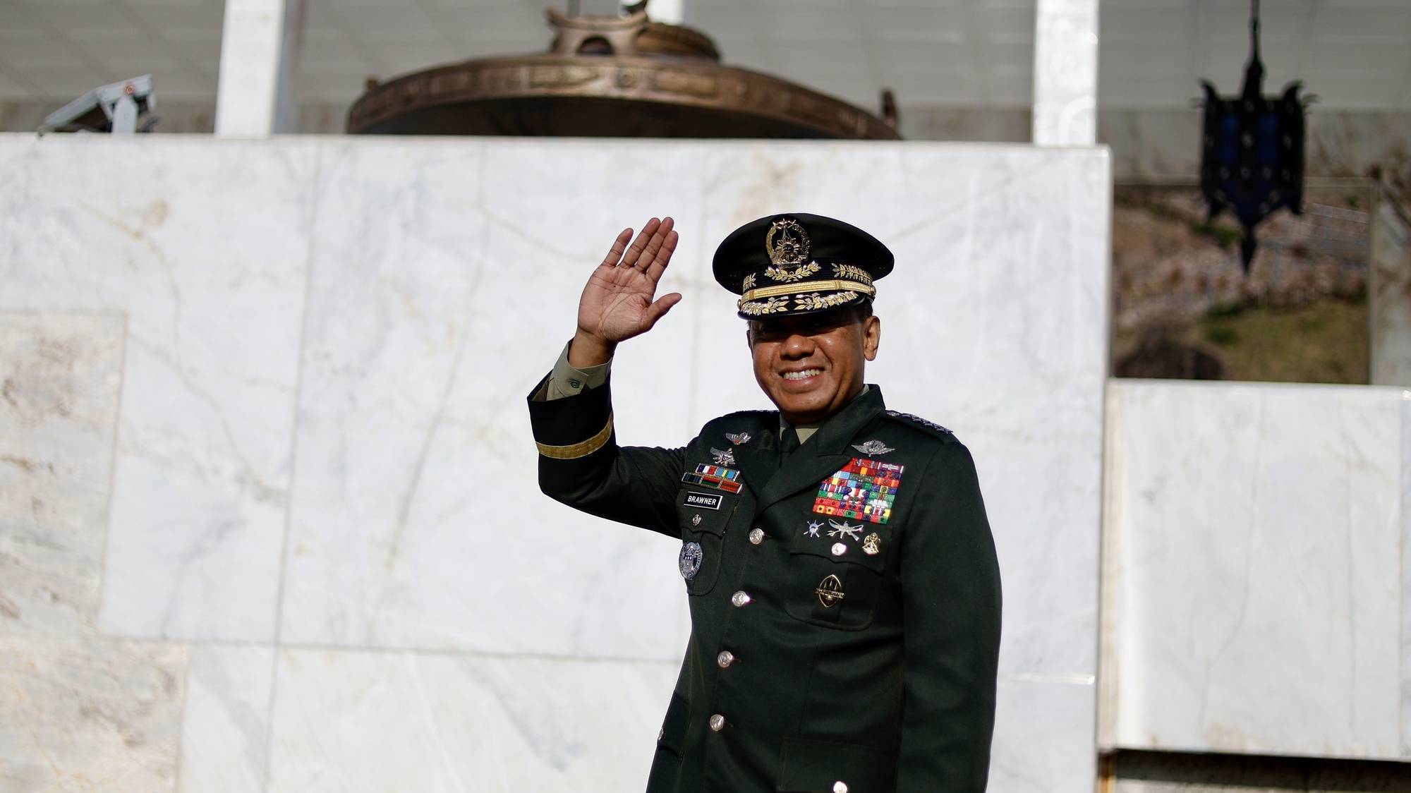 epa11266642 Filipino Armed Forces chief General Romeo Brawner waves during rites to mark the &#039;Day of Valor&#039; at Mt. Samat, in the town of Pilar, Bataan province, Philippines, 09 April 2024. Marcos led rites to honour Filipino and American soldiers who fought but were forced to surrender to the Japanese imperial army in Bataan in 1942 during World War II.  EPA/FRANCIS R. MALASIG