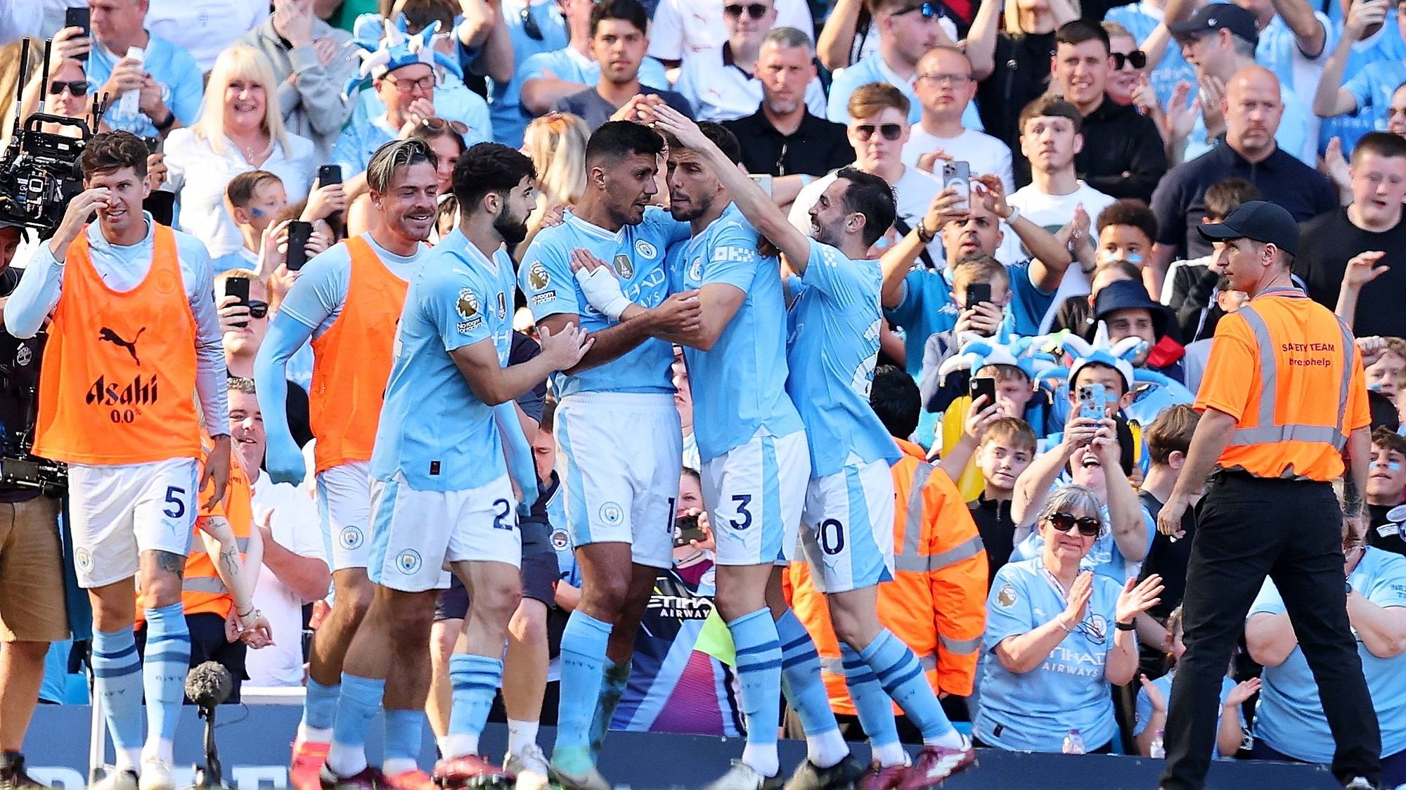 epa11353501 Manchester City&#039;s Rodri (C) celebrates with teammates after scoring the 3-1 goal during the English Premier League soccer match of Manchester City against West Ham United, in Manchester, Britain, 19 May 2024.  EPA/ASH ALLEN EDITORIAL USE ONLY. No use with unauthorized audio, video, data, fixture lists, club/league logos, &#039;live&#039; services or NFTs. Online in-match use limited to 120 images, no video emulation. No use in betting, games or single club/league/player publications.