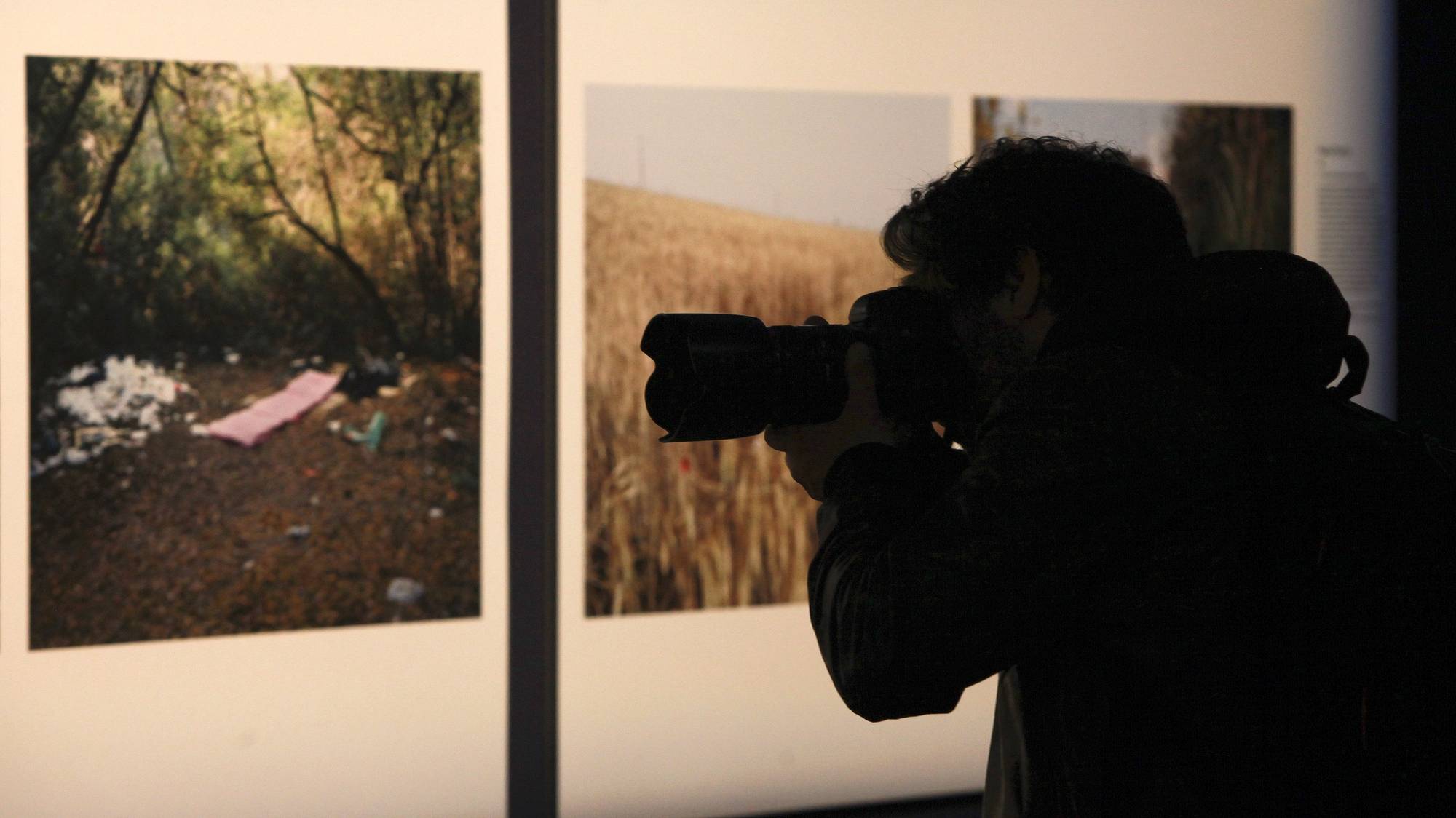 Um fotógrafo fotografa uma imagem presente na apresentação à imprensa da exposição do World Press Photo 2013, no Museu da Electricidade, em Lisboa, 02 de maio de 2013. INACIO ROSA / LUSA