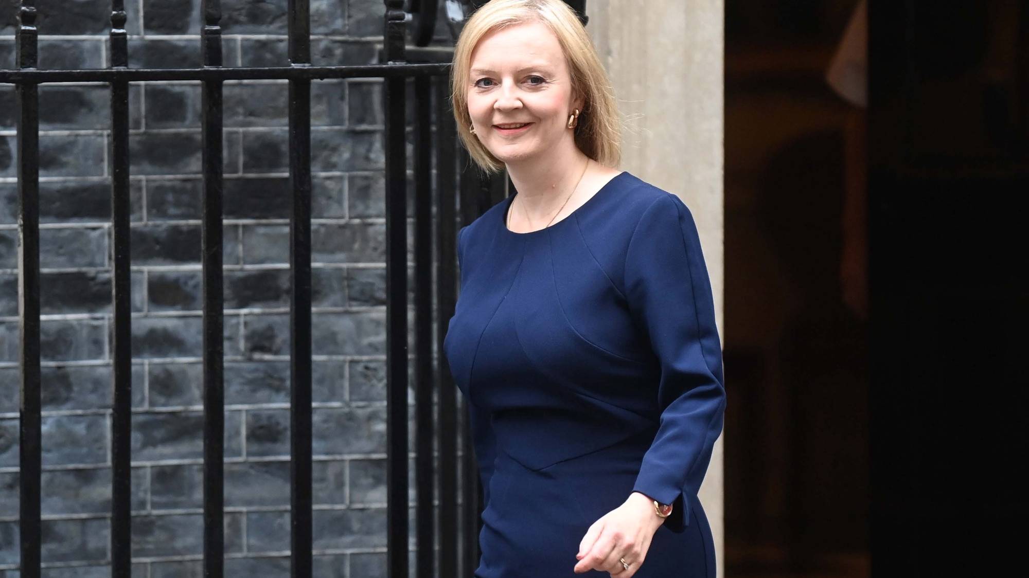 epa10200861 Britain&#039;s Prime Minister Liz Truss (L) departs 10 Downing Street ahead of a statement in parliament, in London, Britain, 23 September 2022. Chancellor of the Exchequer Kwasi Kwarteng will make a fiscal statement announcing a radical shift in the UK&#039;s economic policy.  EPA/NEIL HALL