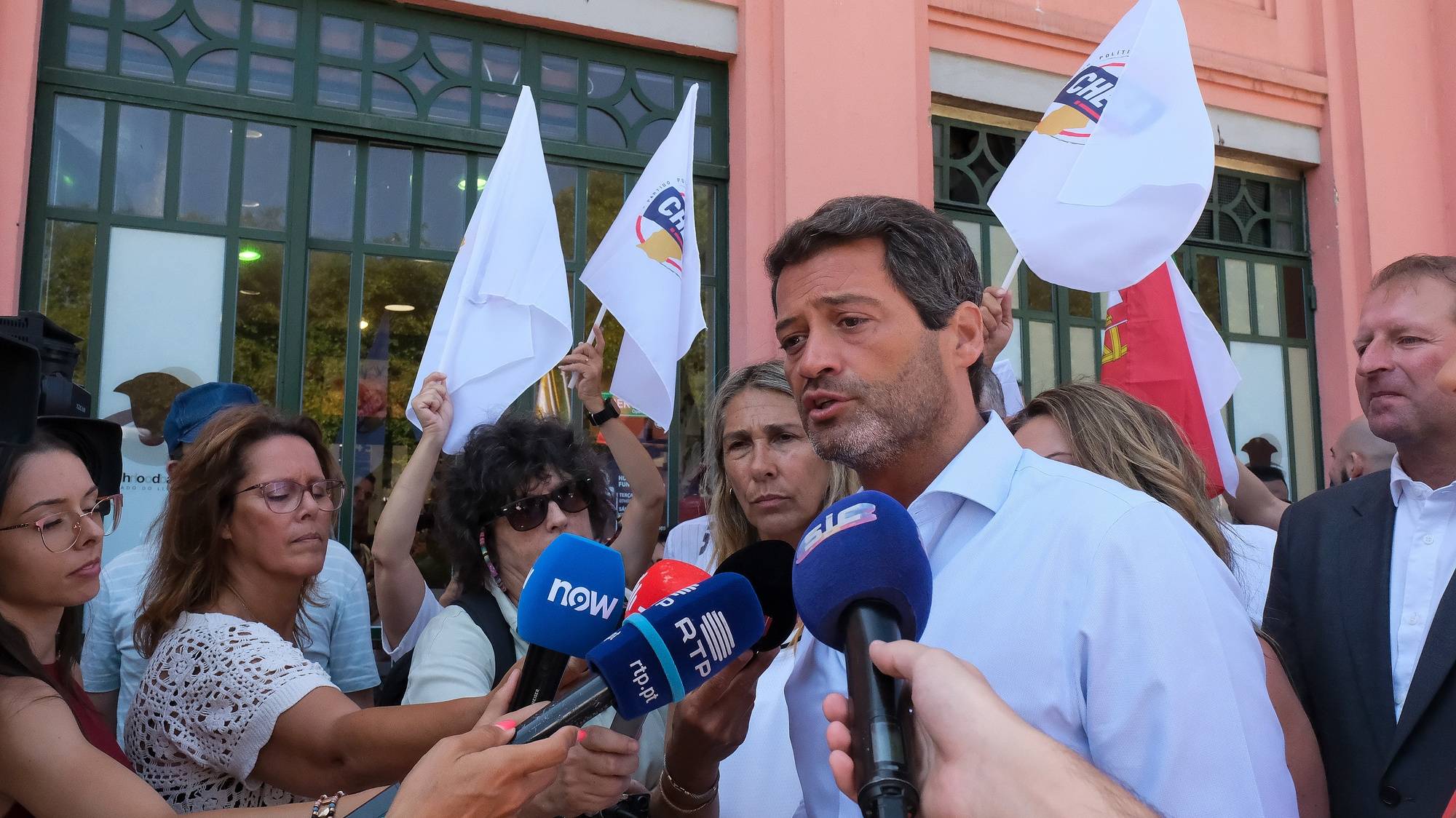 O presidente do partido CHEGA, André Ventura, fala à comunicação social durante uma visita ao mercado do Livramento, em Setubal. 06 de agosto de 2024.RUI MINDERICO/LUSA