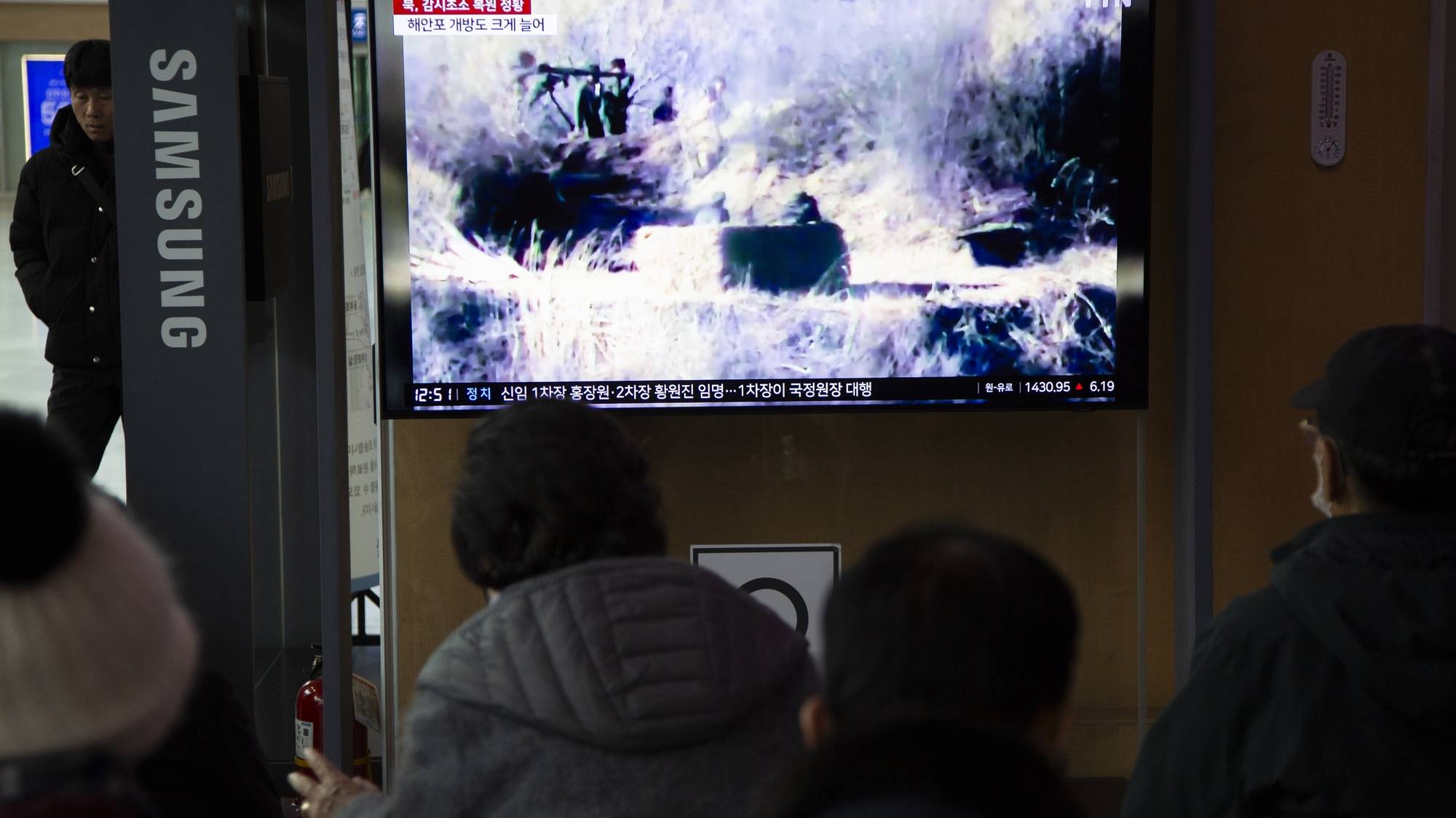 epaselect epa10997128 People watch a TV monitor displaying daily news at a station in Seoul, South Korea, 27 November 2023. According to a statement by South Korean military officials made on 27 November, North Korea deployed troops and equipment to Demilitarized Zone (DMZ) ground posts after the North vowed to resume all military measures halted under a 2018 deal.  EPA/JEON HEON-KYUN