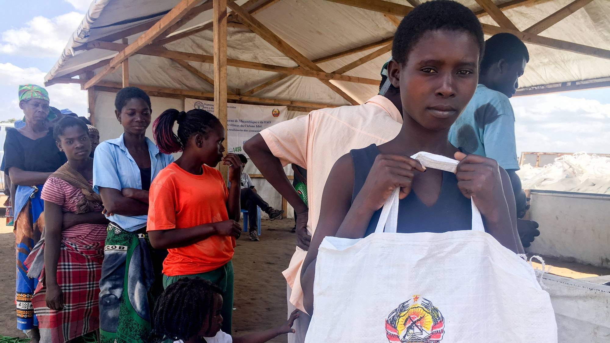 Populares recolhem o &quot;kit&quot; com sementes hortícolas, de alto rendimento, distribuídos pela agência das Nações Unidas para a Alimentação e Agricultura (FAO), em Nhamatanda, Moçambique, 18 de setembro de 2019. A agência das Nações Unidas para a Alimentação e Agricultura (FAO)está a fazer a distribuição de sementes hortícolas, de alto rendimento, a 76.500 famílias camponesas para reforço alimentar e prevenir fome nas províncias afetadas pelo ciclone Idai no centro de Moçambique. ANDRÉ CATUEIRA/LUSA