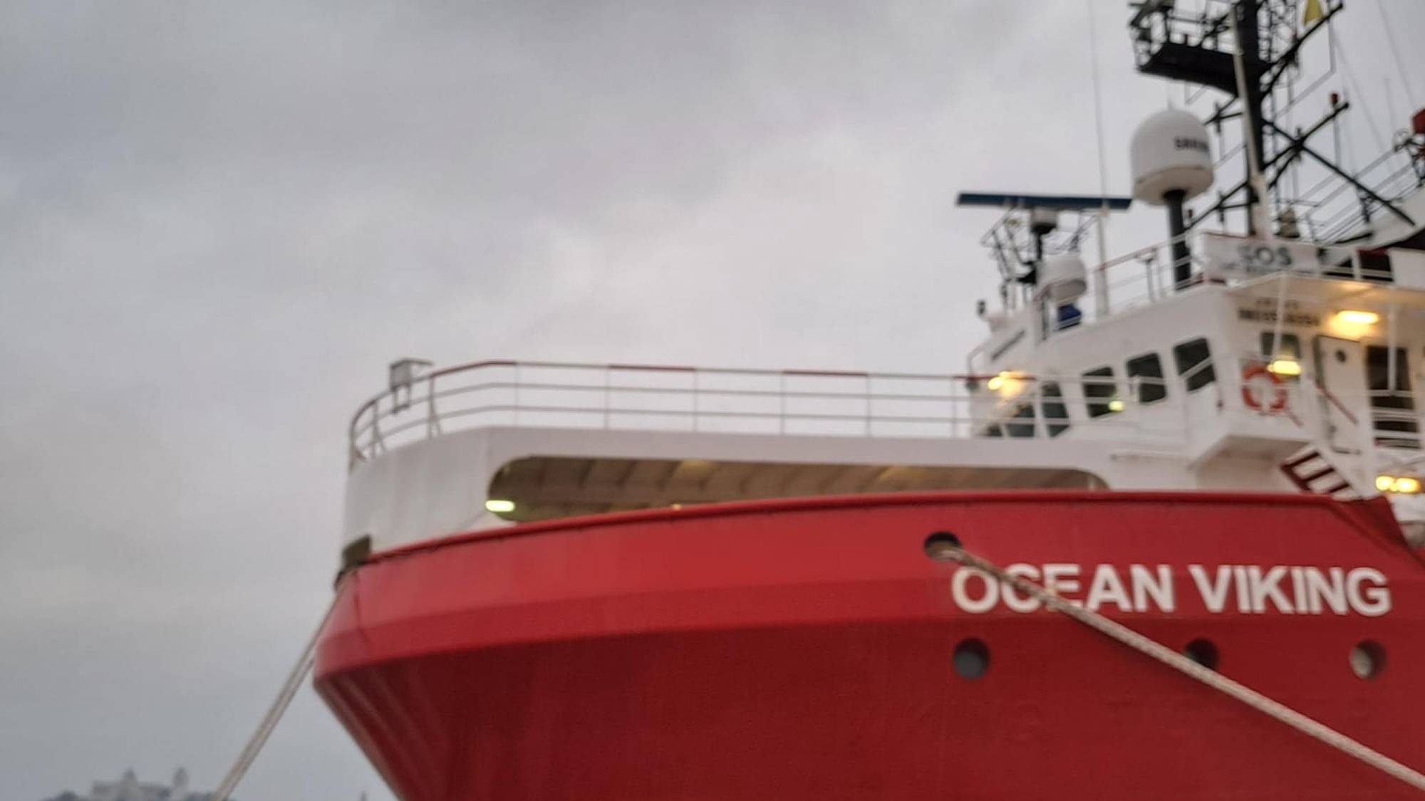 epa11228345 The humanitarian ship Ocean Viking, of the NGO SOS Mediterranee, with on board 336 shipwrecked migrants saved in three different rescues (13 March and 14 March) operations, arrives in Ancona, Italy, 18 March 2024.  EPA/DANIELE CAROTTI