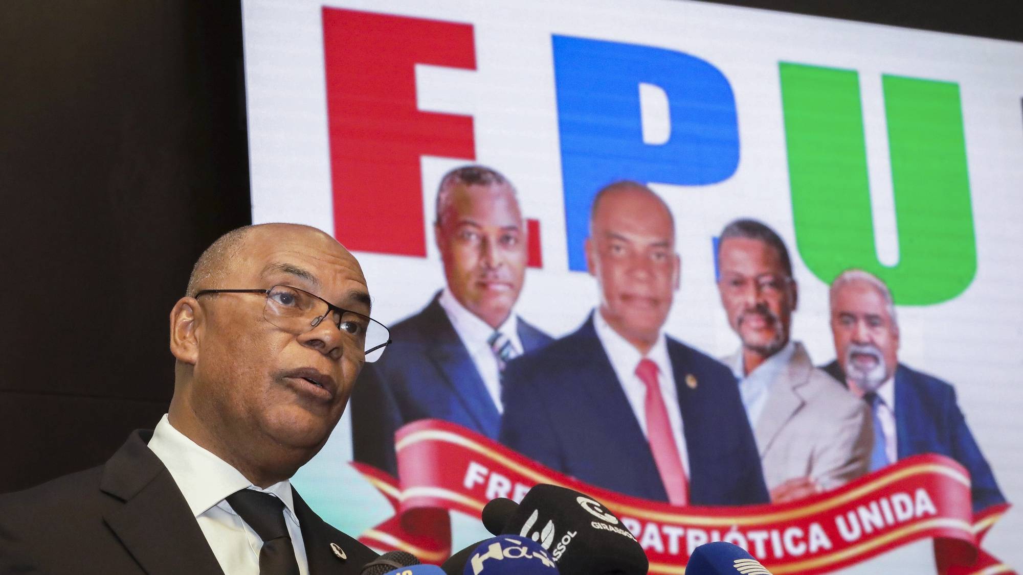 O presidente da União Nacional para a Independência Total de Angola (UNITA) e coordenador da Frente Patriótica Unida (FPU), Adalberto Costa Junior, em conferência de imprensa sobre o País Real, em Luanda, Angola, 10 de julho de 2024. Os líderes da Frente Patriótica Unida (FPU), plataforma que congrega UNITA, Bloco Democrático e projeto político PRA-JA Servir Angola, apelaram hoje à mobilização popular para “cobrar” promessas eleitorais e anunciaram ações de luta com a sociedade civil. AMPE ROGÉRIO/LUSA