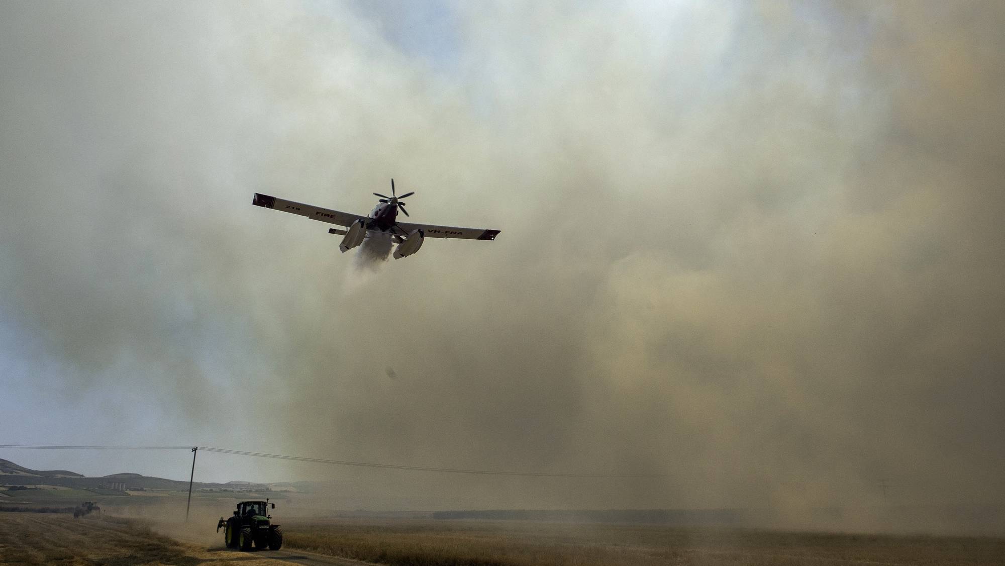 epaselect epa10771928 A firefighting aircraft  drops water during a fire in Velestino, Magnesia prefecture, Greece, 27 July 2023. Wildfires were rekindled in the greater Volos area, on Volos&#039; coastal front, from the city itself to as far as Nea Anchialos, 18 km southeast of Volos, including the villages of Megali Velanidia, Marathos, and Kritharia. Another fire rekindling has also occurred at Seklo and Agios Georgios in Feres (east of Velestino, where the fire first started on 26 July), heading to Kastraki and Mikrothives, west of Volos.  EPA/IKONOMOU VASSILIS