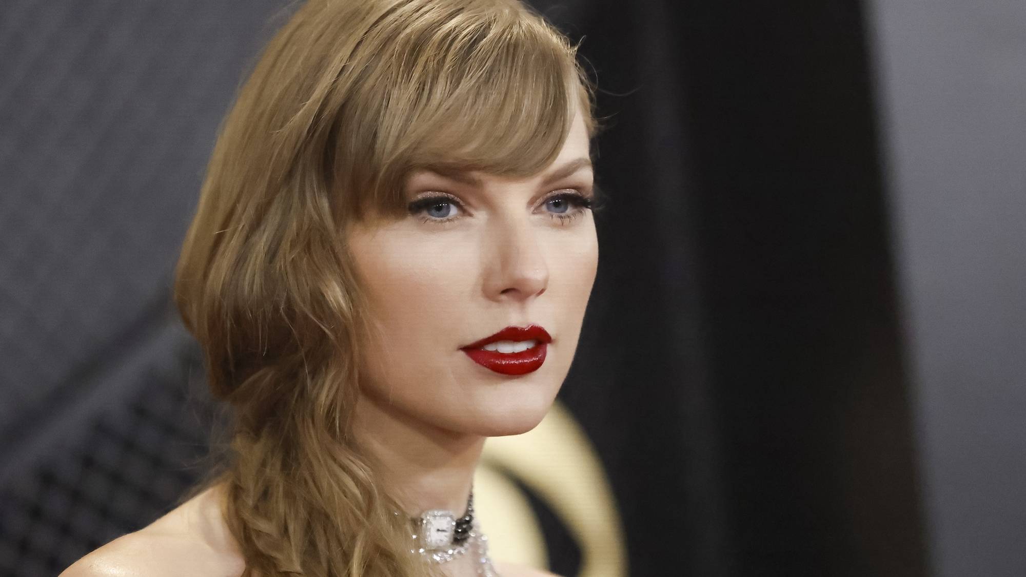 epa11127724 US musician Taylor Swift arrives for the 66th annual Grammy Awards ceremony at Crypto.com Arena in Los Angeles, California, USA, 04 February 2024.  EPA/CAROLINE BREHMAN