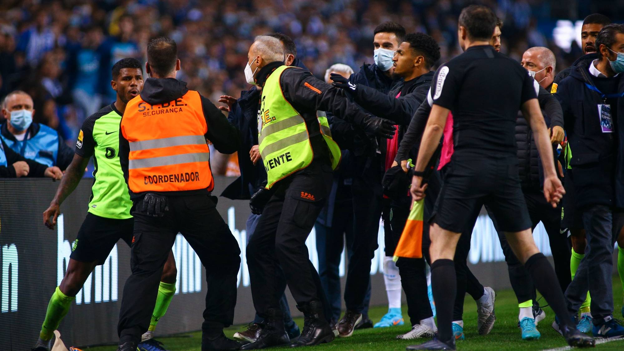 Seguranças e Assistentes de Recinto Desportivo estiveram também envolvidos nos momentos de tensão após o final do clássico