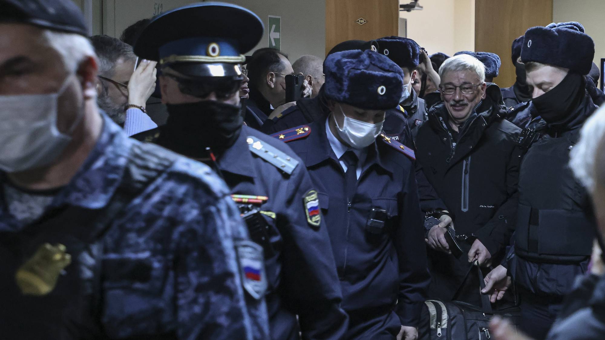 epaselect epa11184127 Policemen escort Human rights activist and chairman of the Human Rights Center &#039;Memorial&#039; Oleg Orlov after his verdict was announced at the court hearing at the Golovinsky District Court in Moscow, Russia, 27 February 2024. The Golovinsky Court of Moscow sentenced the co-chairman of the human rights center &#039;Memorial&#039; (liquidated by the decision of the Supreme Court) Oleg Orlov to two and a half years in prison for &#039;repeatedly discrediting the Russian army&#039;.  EPA/SERGEI ILNITSKY