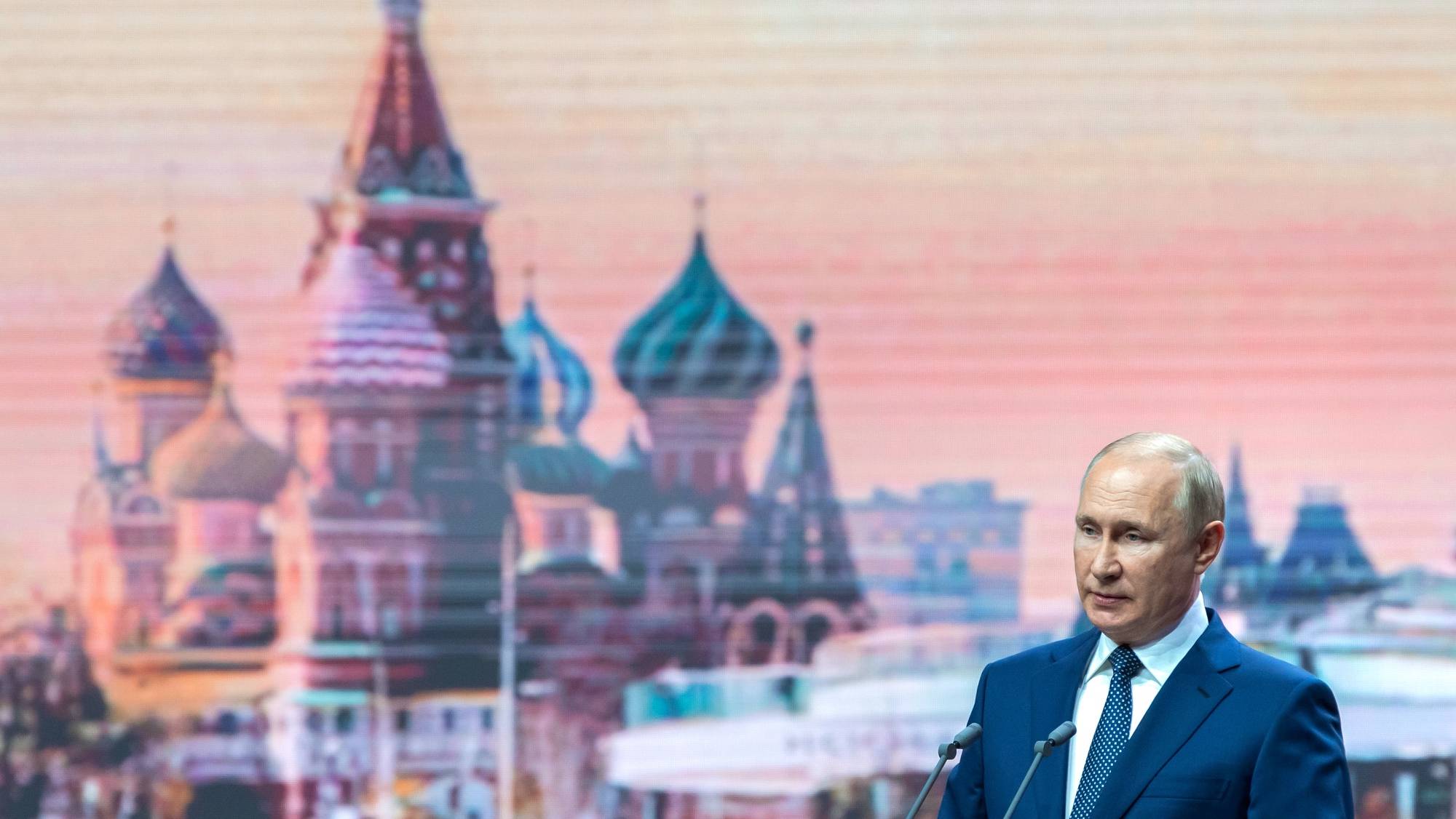 epa09460990 Russian President Vladimir Putin addresses the audience during Moscow City Day celebrations at Zaryadye Concert Hall, in Moscow, Russia, 11 September 2021. Moscow celebrates its 874th anniversary in 2021.  EPA/MIKHAIL VOSKRESENSKIY/SPUTNIK/KREMLIN POOL