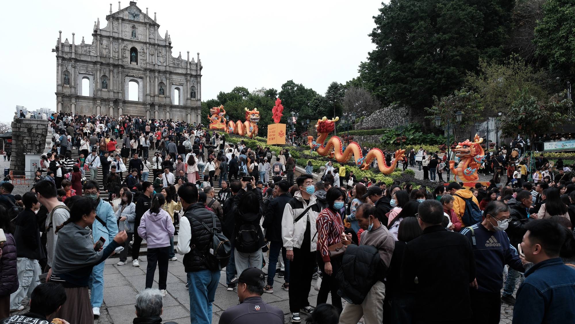 Turistas nas Ruínas de São Paulo admiram decorações alusivas ao Ano Novo, o Ano do Dragão, em Macau, China, 08 de fevereiro de 2024. GONÇALO LOBO PINHEIRO/LUSA