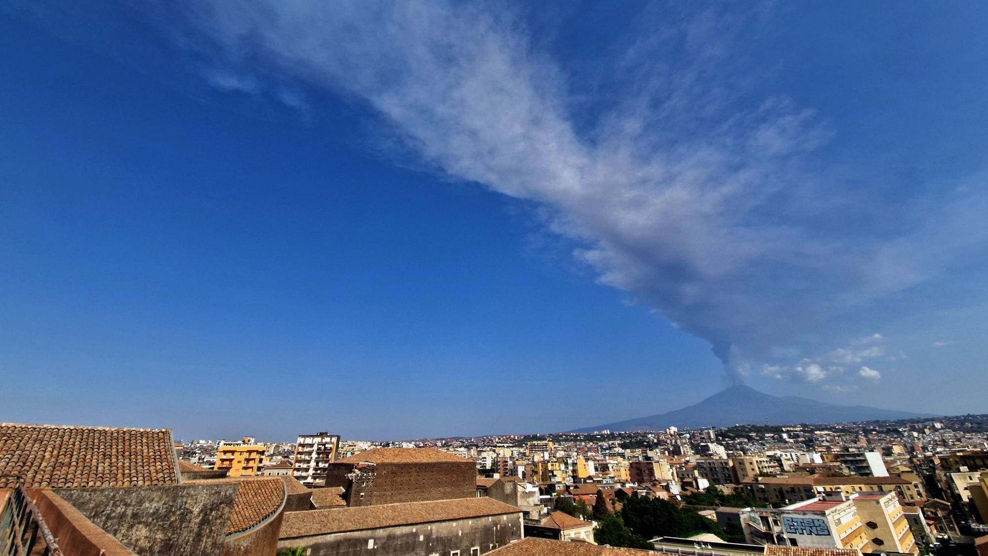 epa11524349 A general view shows a plume of ash and smoke coming out from Mount Etna&#039;s volcano Voragine crater, Sicily island, Italy, 04 August 2024. Following the volcanic activities, the crisis unit ordered the closure of sector B1 of Catania airport and the reduction of arrivals to six flights per hour.  EPA/ORIETTA SCARDINO