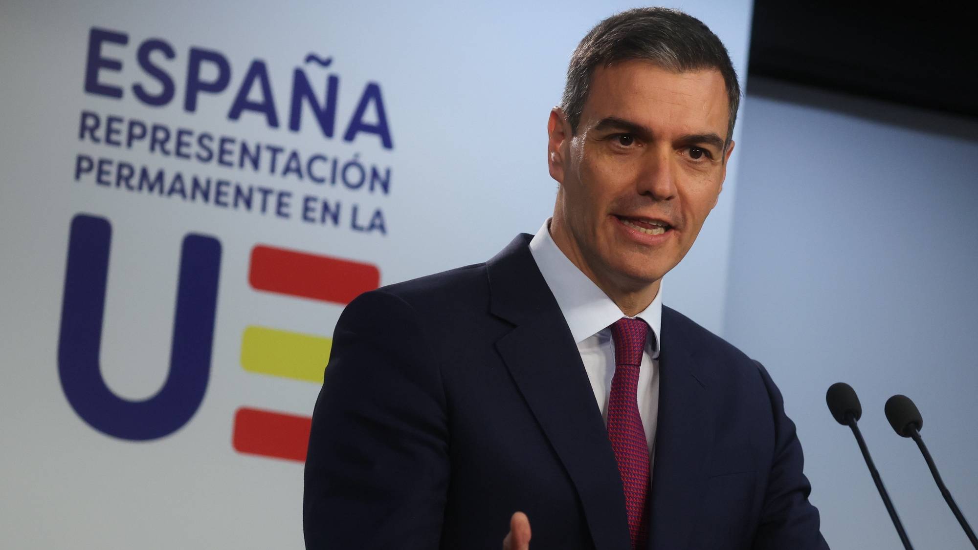 epa11118322 Spain&#039;s Prime Minister Pedro Sanchez attends a press conference during a Special European Council in Brussels, Belgium, 01 February 2024. EU leaders gather in Brussels to discuss the mid-term revision of the EU&#039;s long-term budget for 2021-2027, including support to Ukraine.  EPA/OLIVIER HOSLET