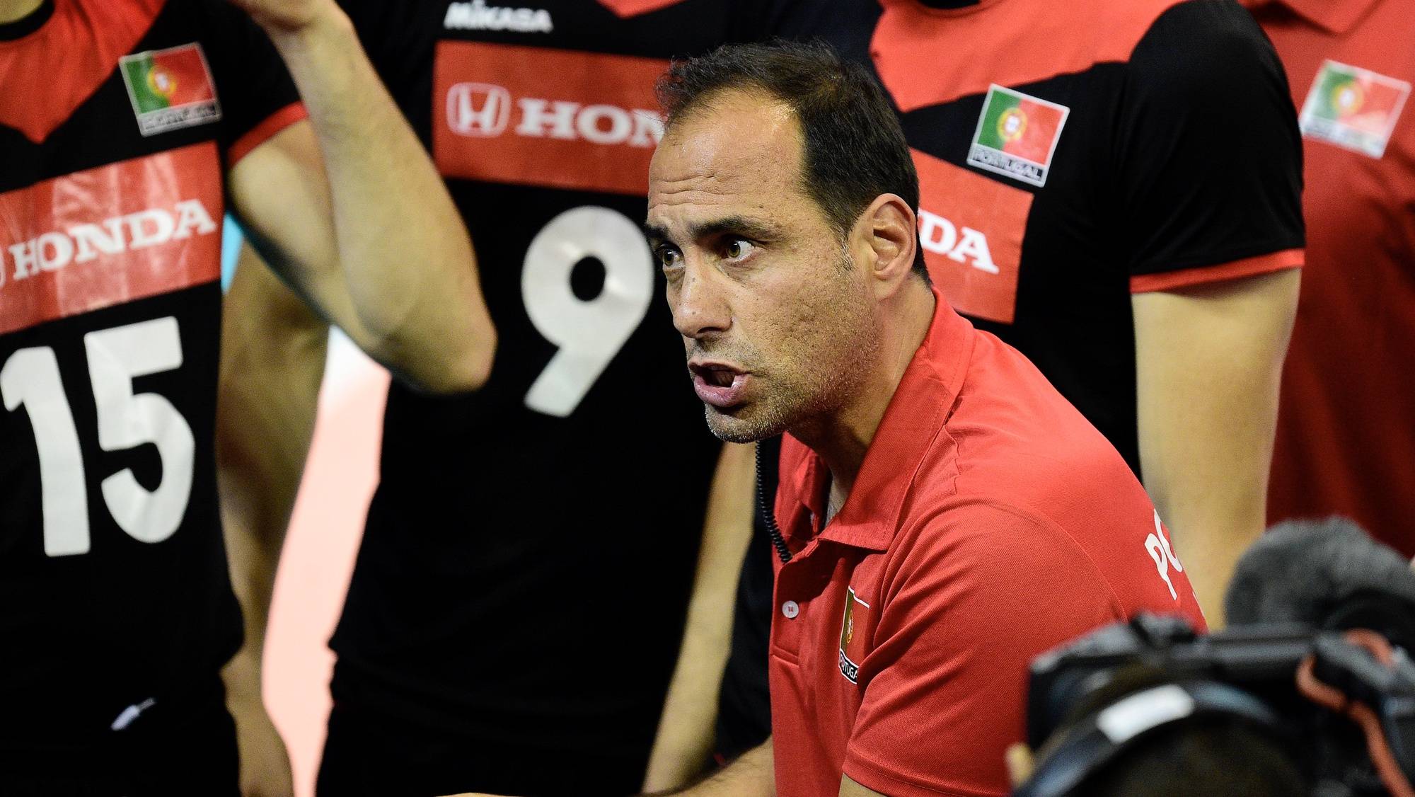 Portugal&#039;s head coach Hugo Silva speaks with his players during the League of Nations preliminary phase volleyball match against Serbia at Multiusos of Gondomar Pavilion in Gondomar, Portugal, 15 June 2019. OCTAVIO PASSOS/LUSA