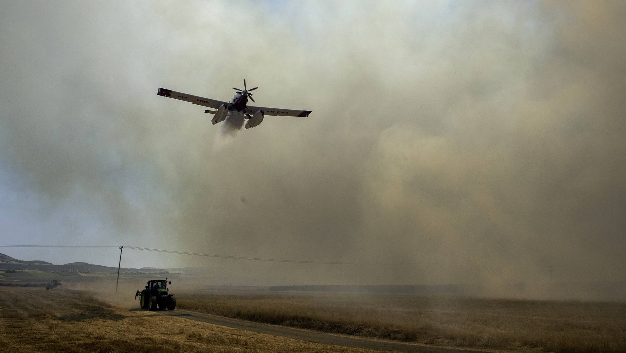 epaselect epa10771928 A firefighting aircraft  drops water during a fire in Velestino, Magnesia prefecture, Greece, 27 July 2023. Wildfires were rekindled in the greater Volos area, on Volos&#039; coastal front, from the city itself to as far as Nea Anchialos, 18 km southeast of Volos, including the villages of Megali Velanidia, Marathos, and Kritharia. Another fire rekindling has also occurred at Seklo and Agios Georgios in Feres (east of Velestino, where the fire first started on 26 July), heading to Kastraki and Mikrothives, west of Volos.  EPA/IKONOMOU VASSILIS