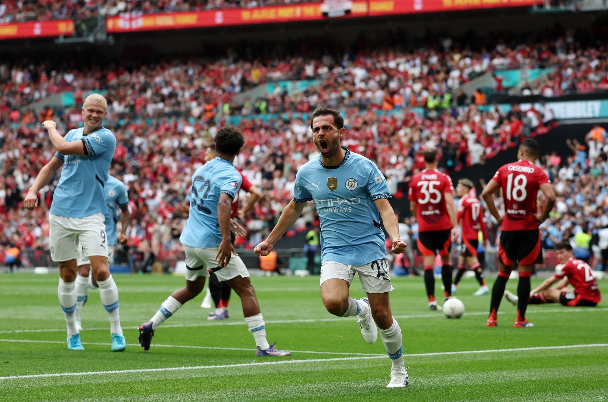 epa11543169 Man City’s Bernado Silva celebrates after scoring the 1-1 tieagainst Man Utd  during the FA Community Shield between Manchester City and Manchester United at Wembley Stadium in London, Britain, 10 August 2024.  EPA/ANDY RAIN