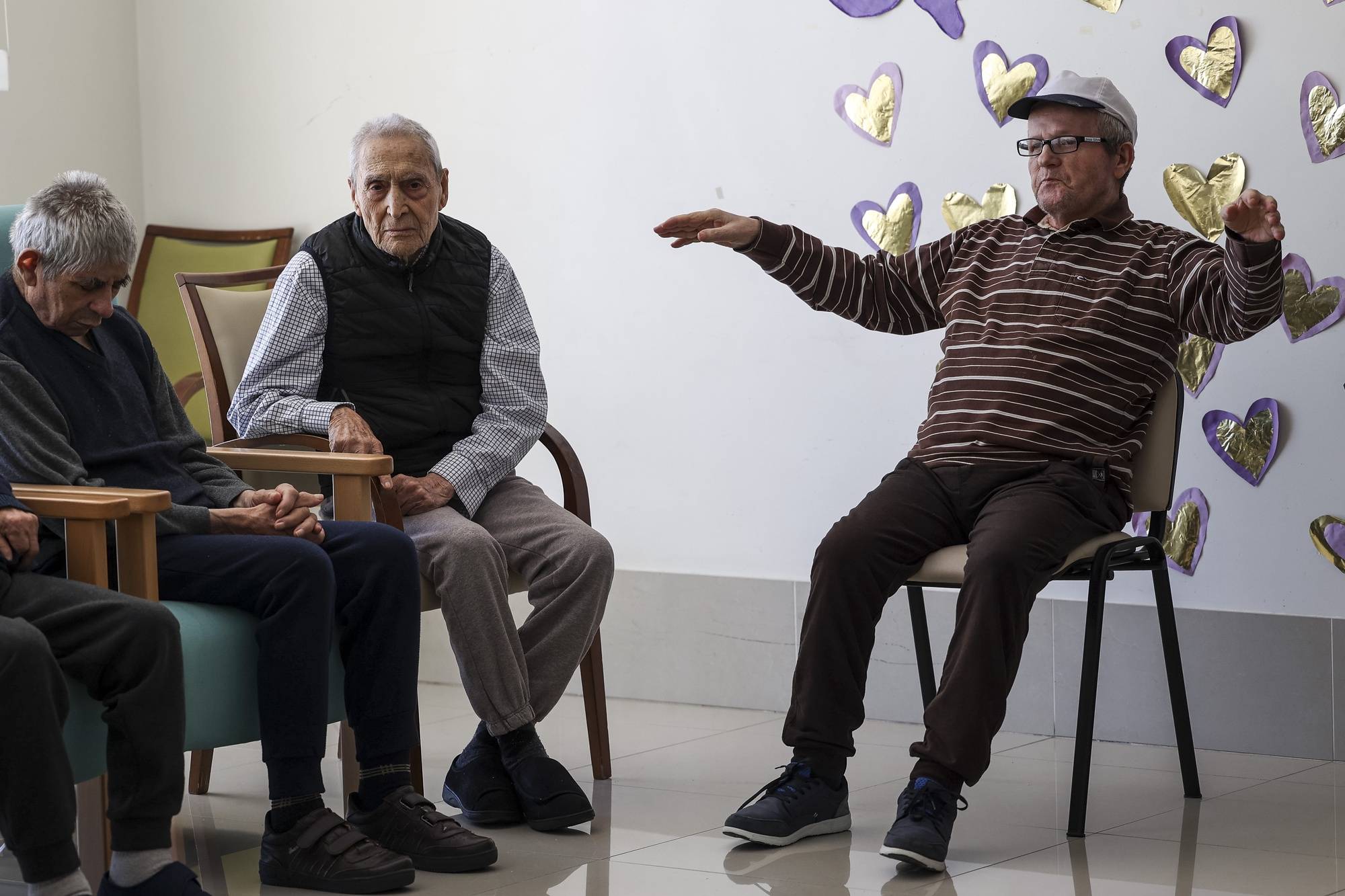 Idosos utentes do lar Eira da Torre, em Santa Eufémia, Leiria, durante uma aula de capoeira, dada por Jimmy Almeida (mestre Papagaio) e Joana Palhas (professora Beringela), que animam os utentes no âmbito do projeto ‘Gingando na Melhor Idade’, que tem contribuído para melhorar o bem-estar dos idosos, Leiria, 17 de abril de 2023. (ACOMPANHA TEXTO DE 20-04-2023) PAULO NOVAIS/LUSA