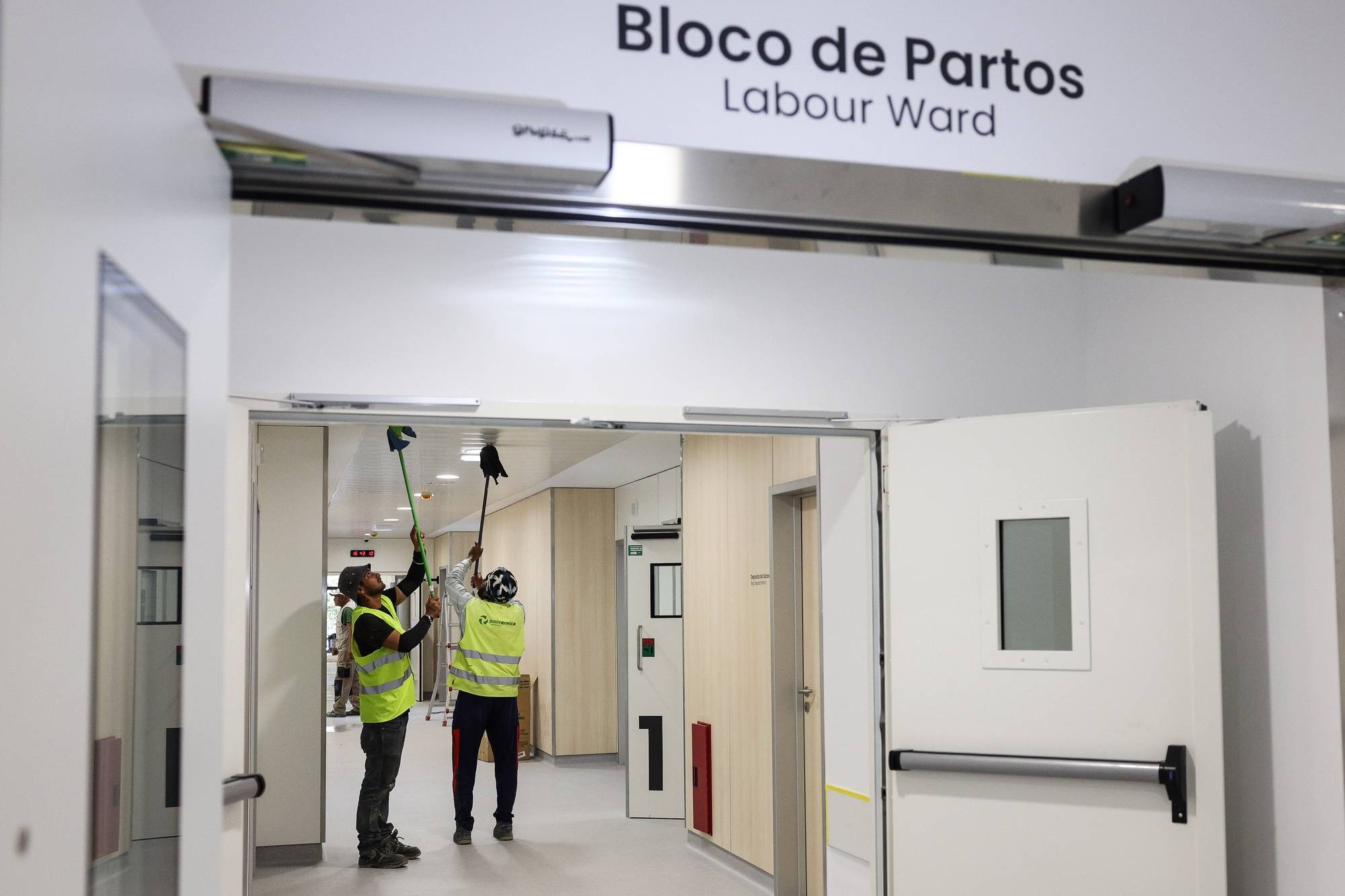 Operários ultimam acabamentos durante uma visita às novas urgências de obstetrícia e maternidade do Hospital Santa Maria, em Lisboa, 26 de julho de 2024. (ACOMPANHA TEXTO DE 28 DE JULHO DE 2024). TIAGO PETINGA/LUSA