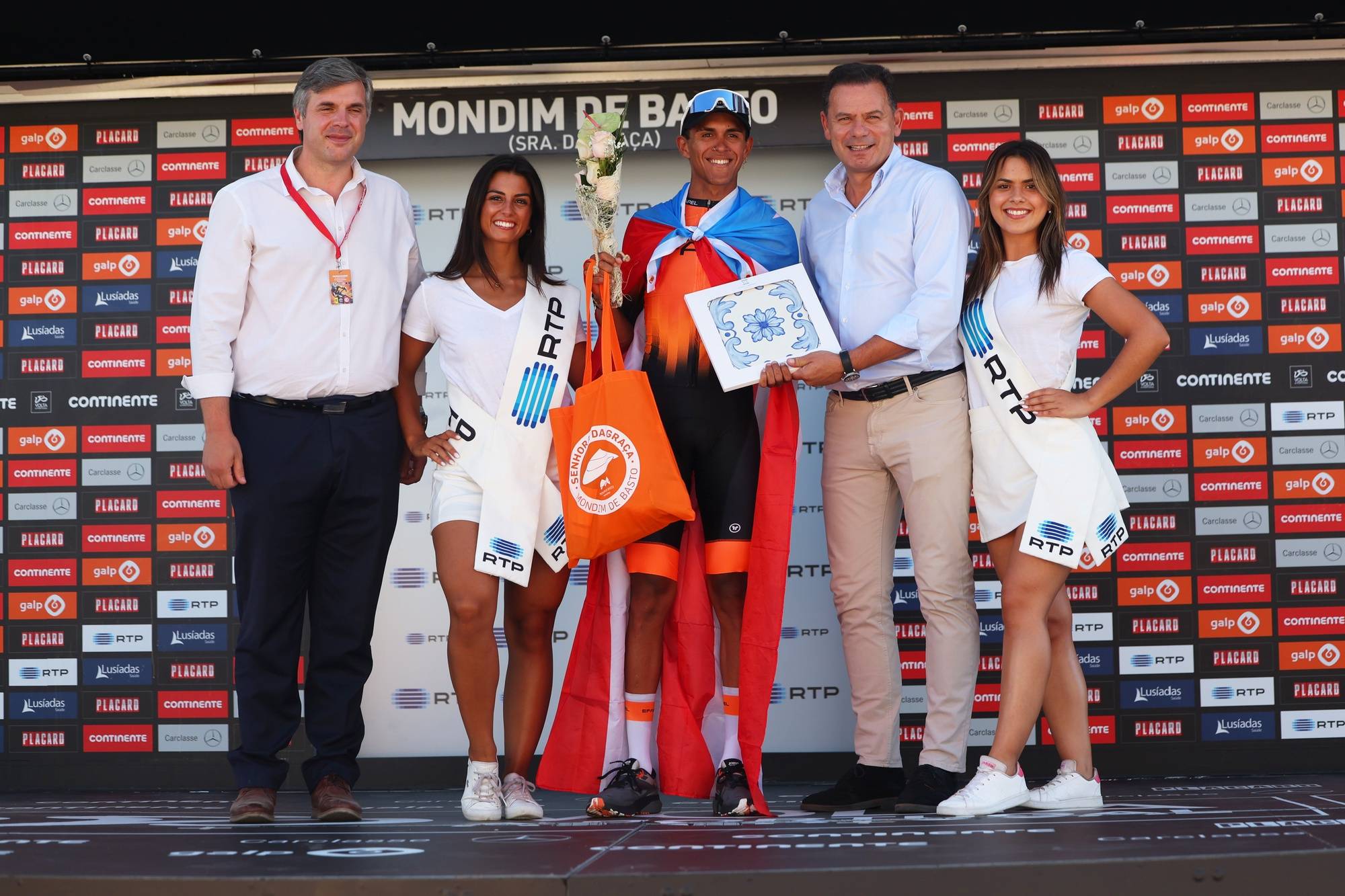 Portugal&#039;s Prime Minister Luis Montenegro (2-R), accompanied by the mayor of Mondim de Basto Bruno Ferreira (L), delivers the stage winner prize to Portorican rider Abner Gonzalez (C) (Efapel) at the podium after winning the ninth stage of the 85th Portugal Cycling Tour over 170,8 Km, between Maia - Mondim de Basto (Senhora da Graca), in Mondim de Basto, Portugal, 03 August 2024. NUNO VEIGA/LUSA