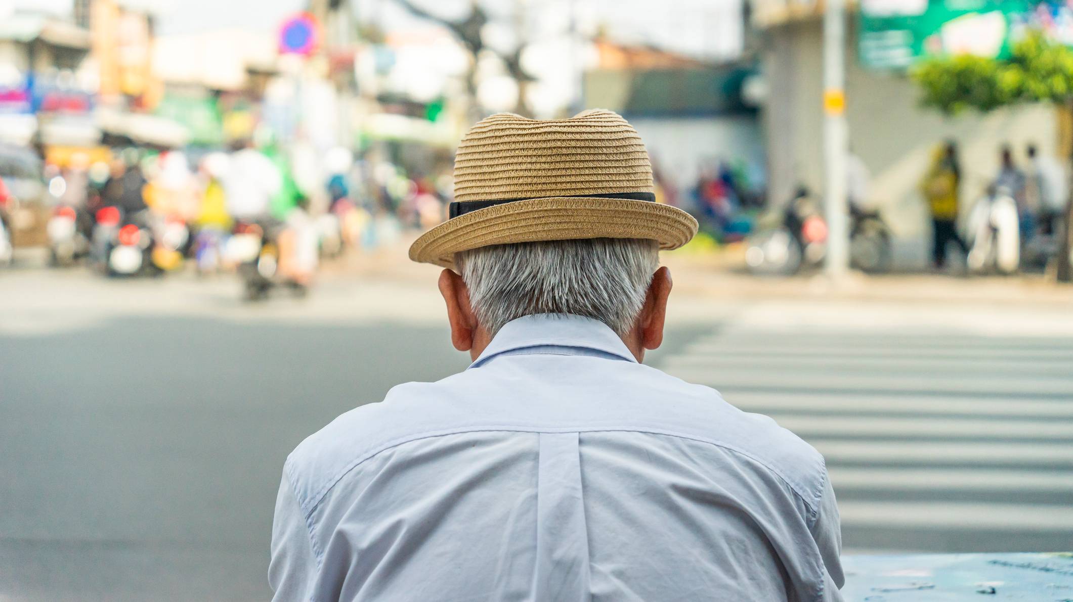 Homem idoso de terceira idade com muitos anos