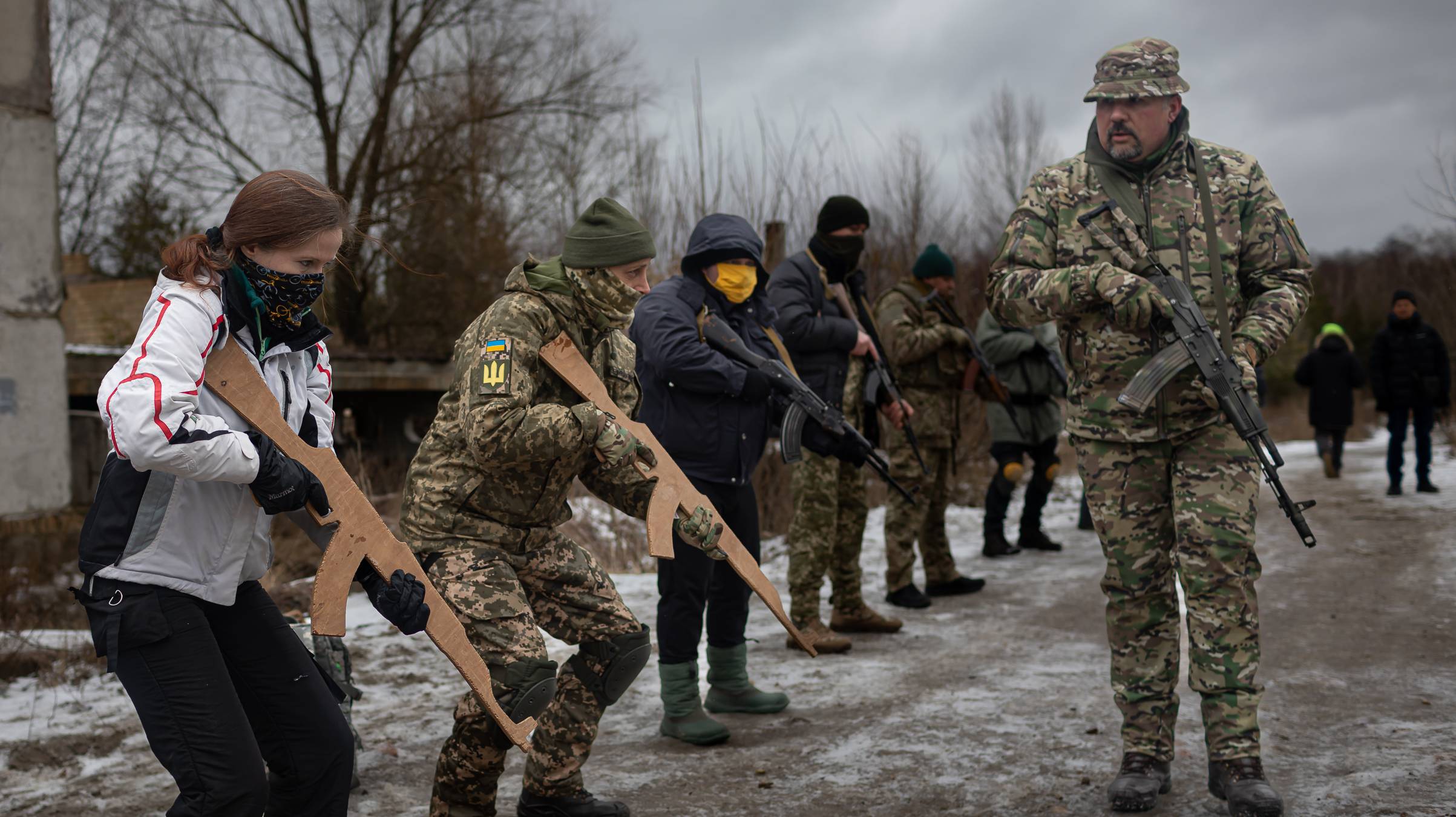 Civis ucranianos realizam treinos militares voluntários nos arredores de Kiev, na preparação de um corpo paramilitar que irá apoiar o exército ucraniano em caso de invasão por parte da Rússia