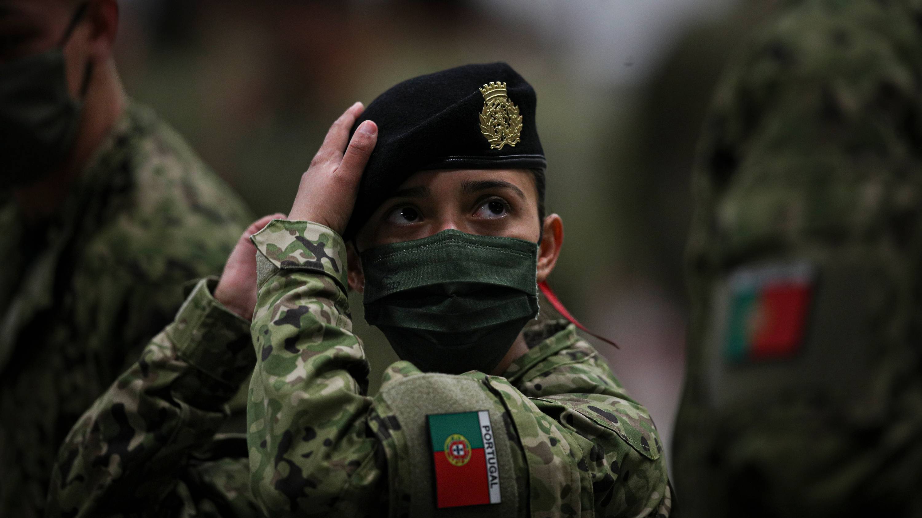 O Presidente da República, Marcelo Rebelo de Sousa e a Ministra da Defesa Nacional Helena Carreiras, na partida no Aeroporto de Figo Maduro, dos militares da primeira força nacional destacada para a Roménia devido ao conflito na Ucrânia. Esta força integra 221 militares, sendo 201 da companhia de atiradores (reforçada com um módulo de defesa antiaérea, um módulo de conjunto de informações e um módulo de apoio) e 20 da equipa de operações especiais. Lisboa, 15 de Abril de 2022. FILIPE AMORIM/OBSERVADOR