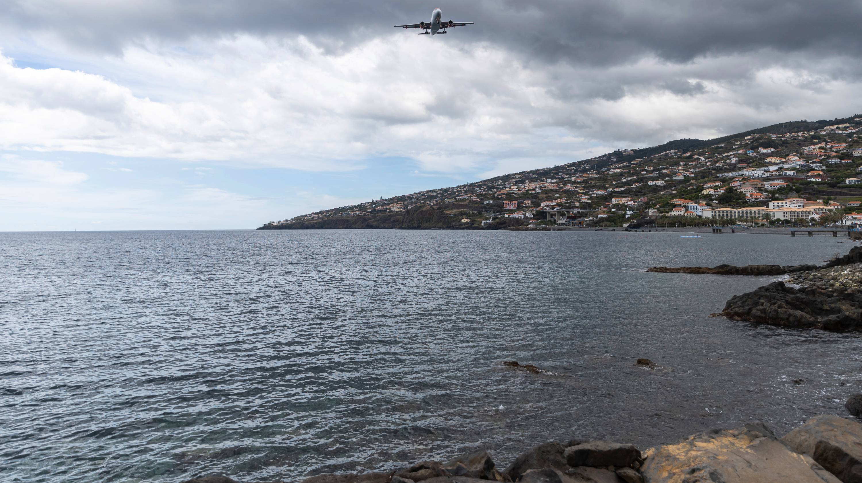 A capitania do Porto do Funchal prolongou esta quinta-feira novamente os avisos de agitação marítima e vento forte