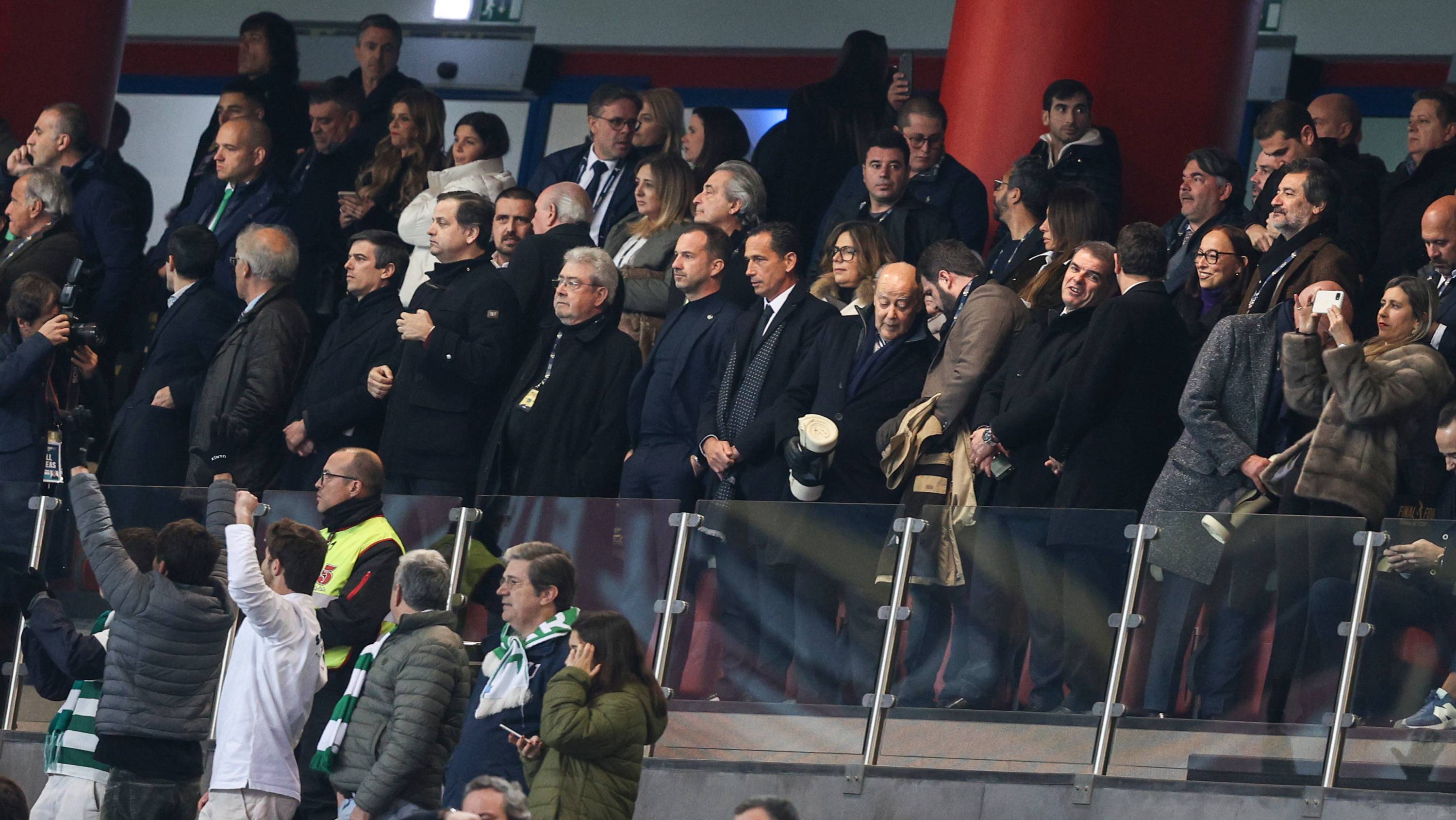 Frederico Varandas viu a final da Taça da Liga na tribuna com Pinto da Costa, tendo Pedro Proença no meio