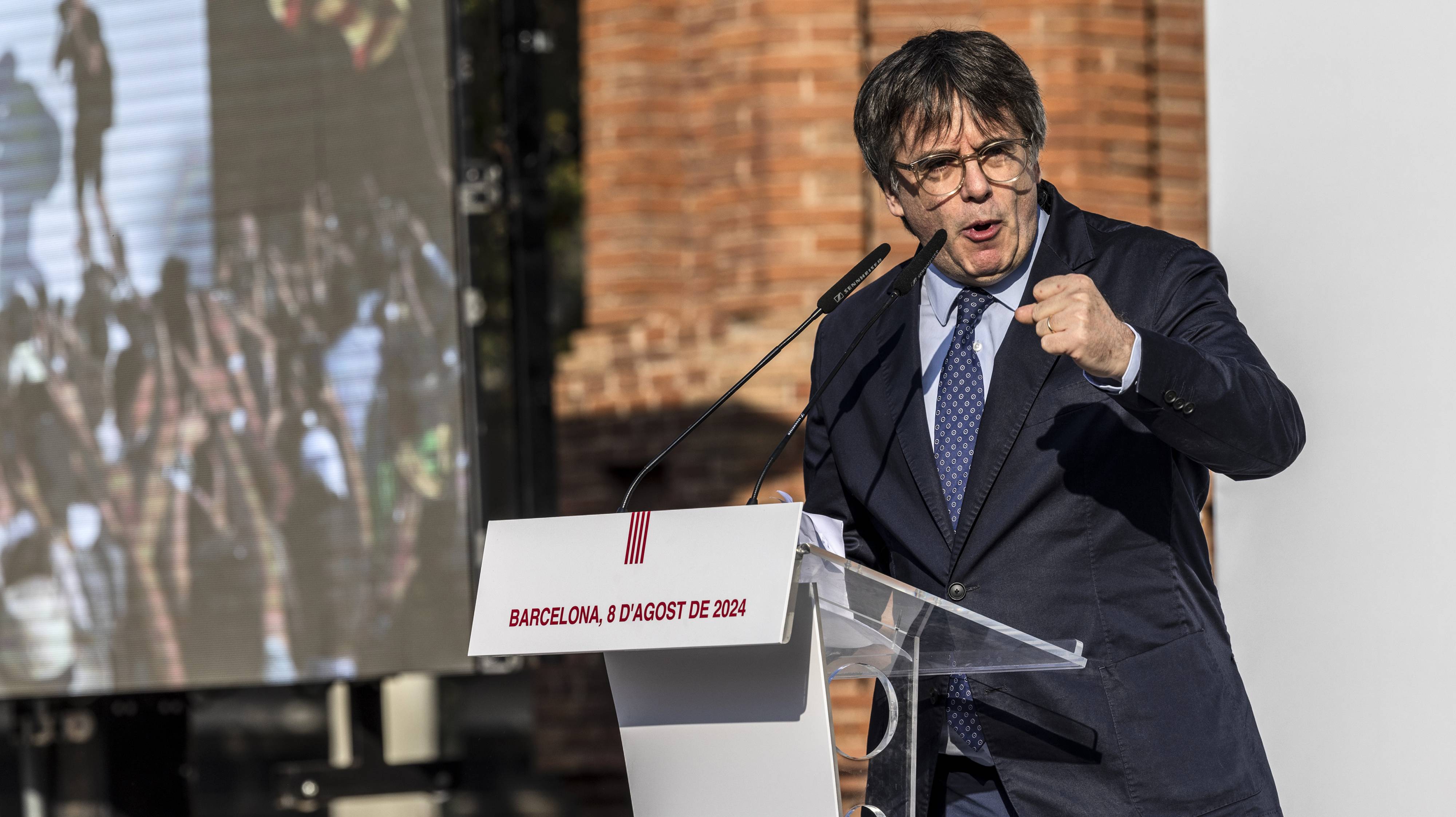 “Long live free Catalonia”: Carles Puigdemont returns to Barcelona and gives a speech before fleeing in a white Honda