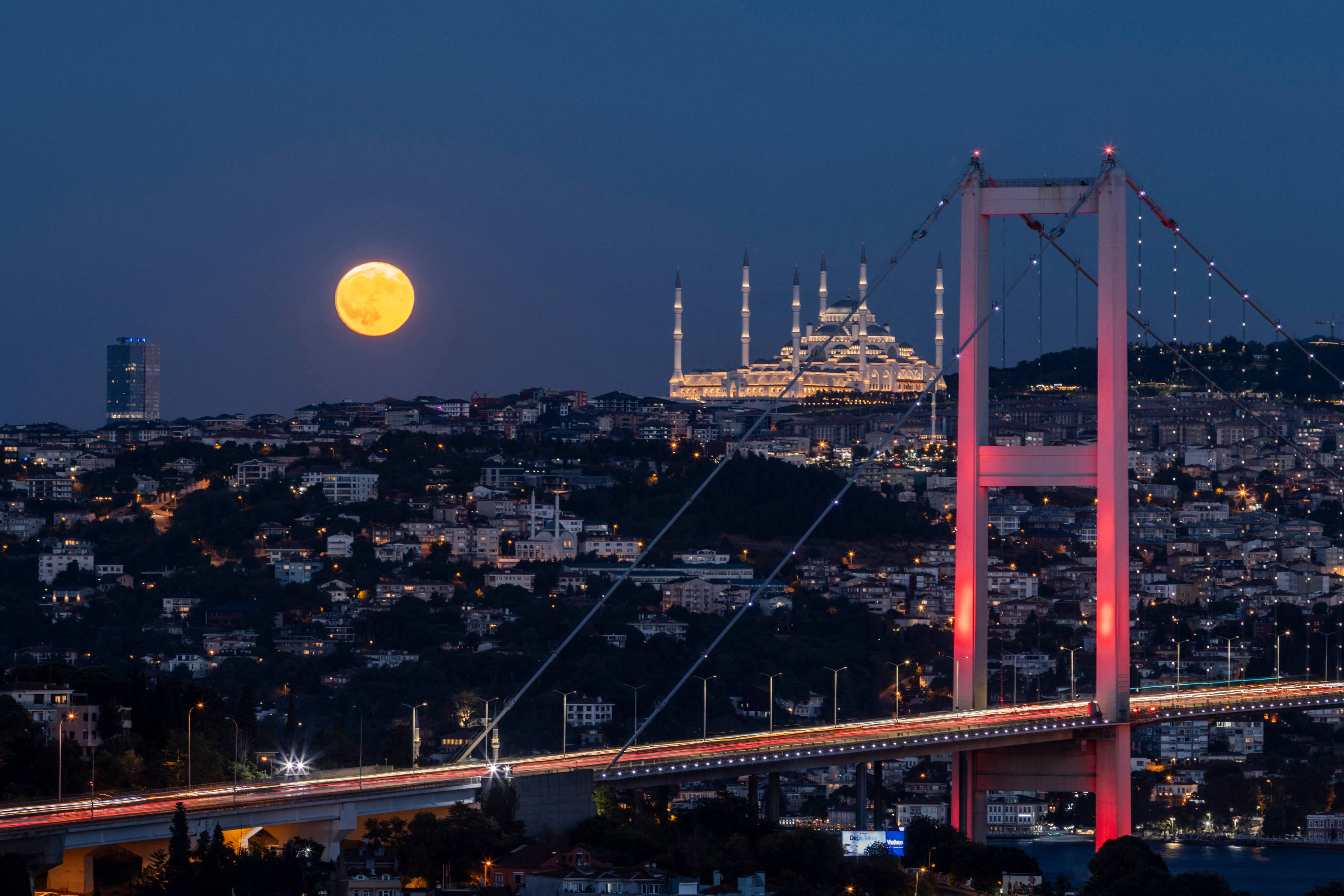 As imagens da Super Lua Azul pelo mundo. Fenómeno também se pode ver em