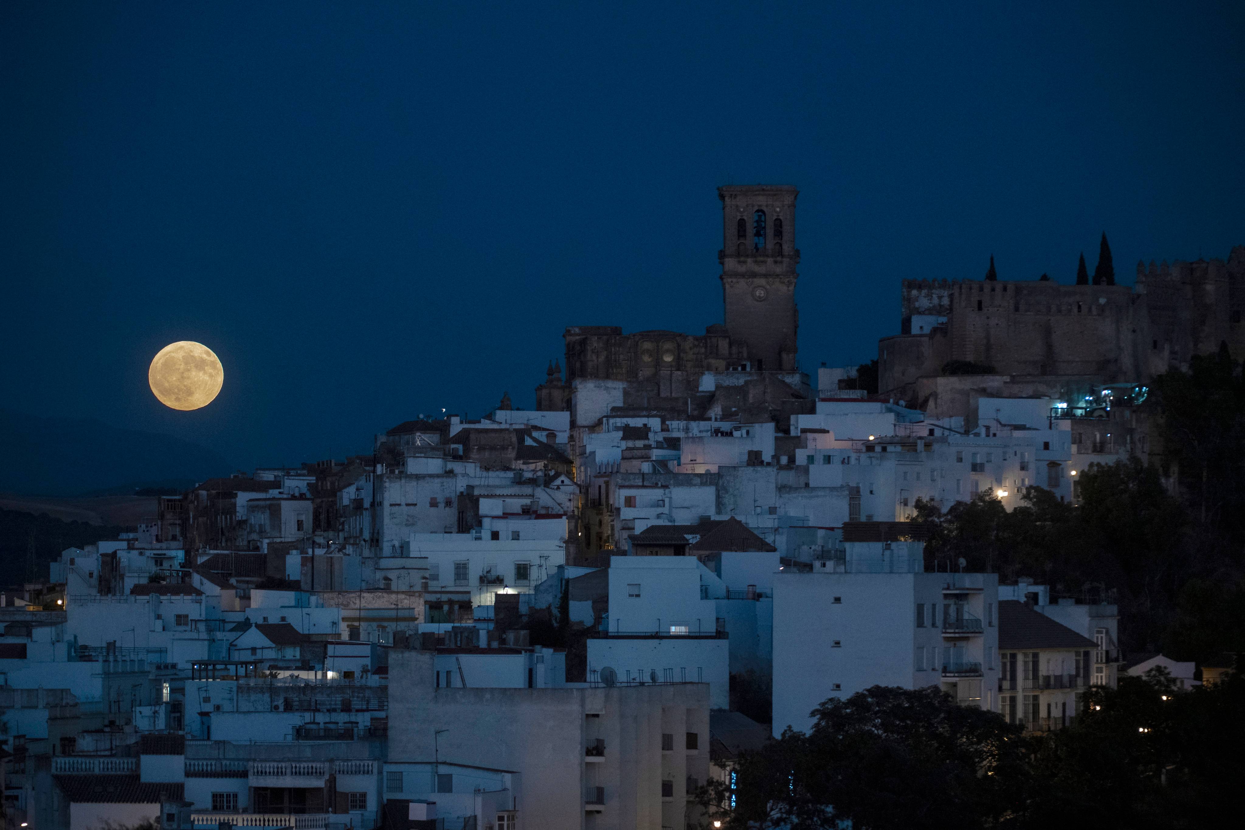 As imagens da Super Lua Azul pelo mundo. Fenómeno também se pode ver em