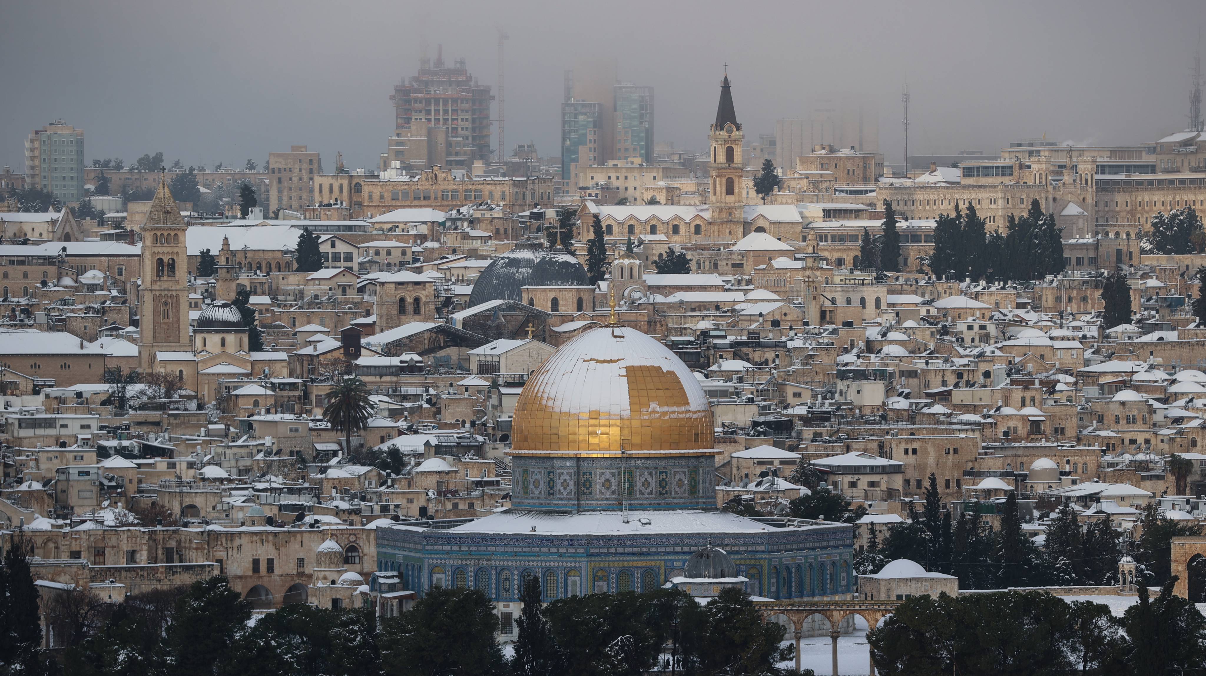 Jerusalém acordou esta quinta-feira coberta de neve, consequência da passagem da tempestade Elpida, que já afetou cidades como Atenas e Istambul