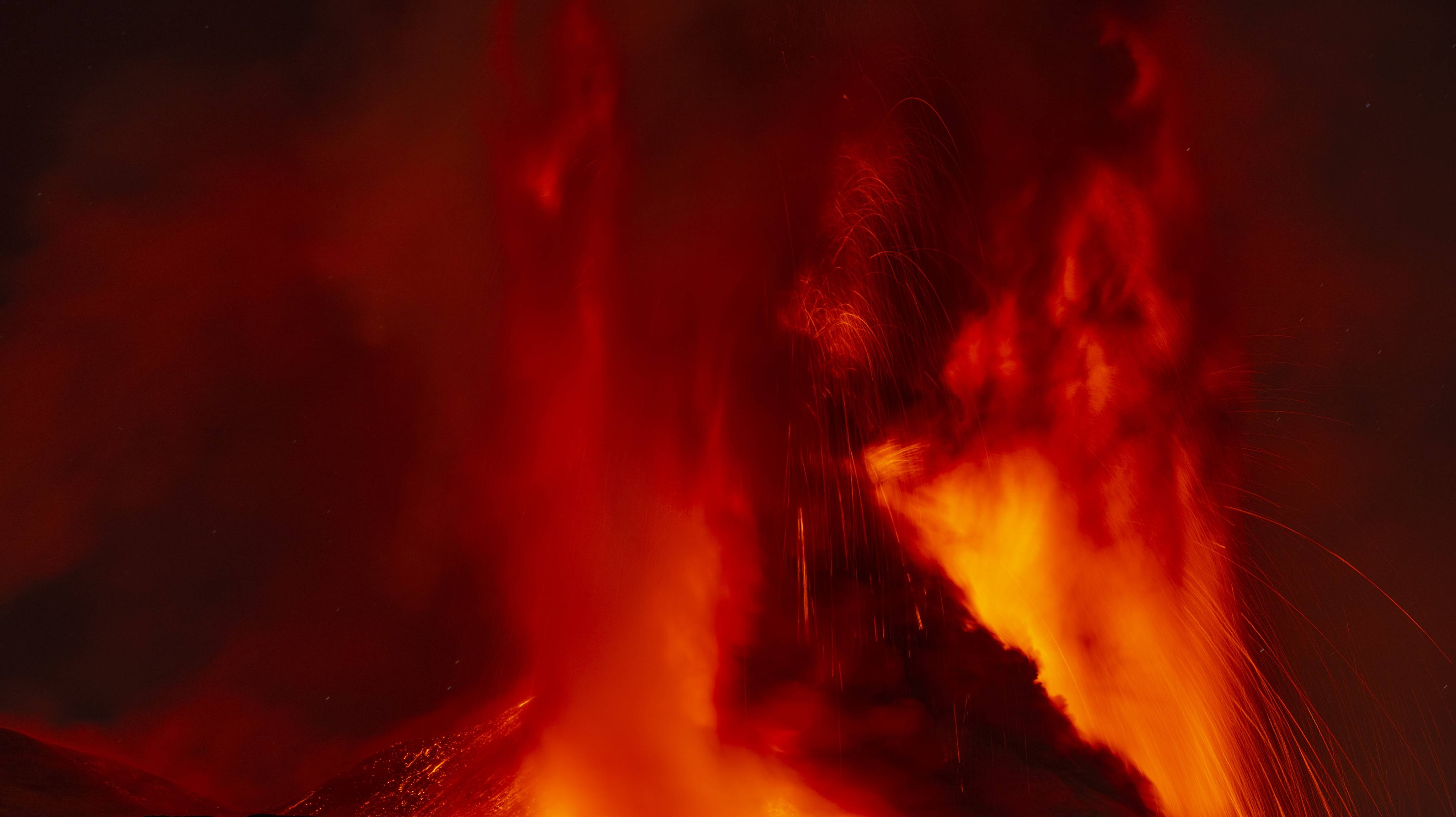 Vulcão Etna, em Itália, que entrou novamente em erupção na noite desta quinta-feira, lançando uma nuvem de fumo, cinzas e lava que atingiu os oito quilómetros